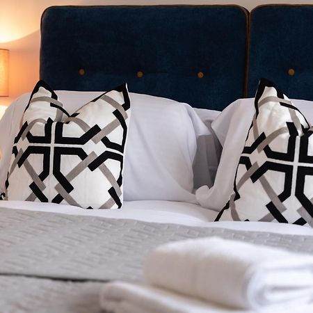 Elegant Apartments In Staines L Free Onsite Parking Staines-upon-Thames Bagian luar foto