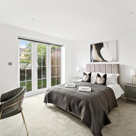 Elegant Apartments In Staines L Free Onsite Parking Staines-upon-Thames Bagian luar foto