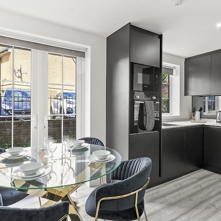 Elegant Apartments In Staines L Free Onsite Parking Staines-upon-Thames Bagian luar foto