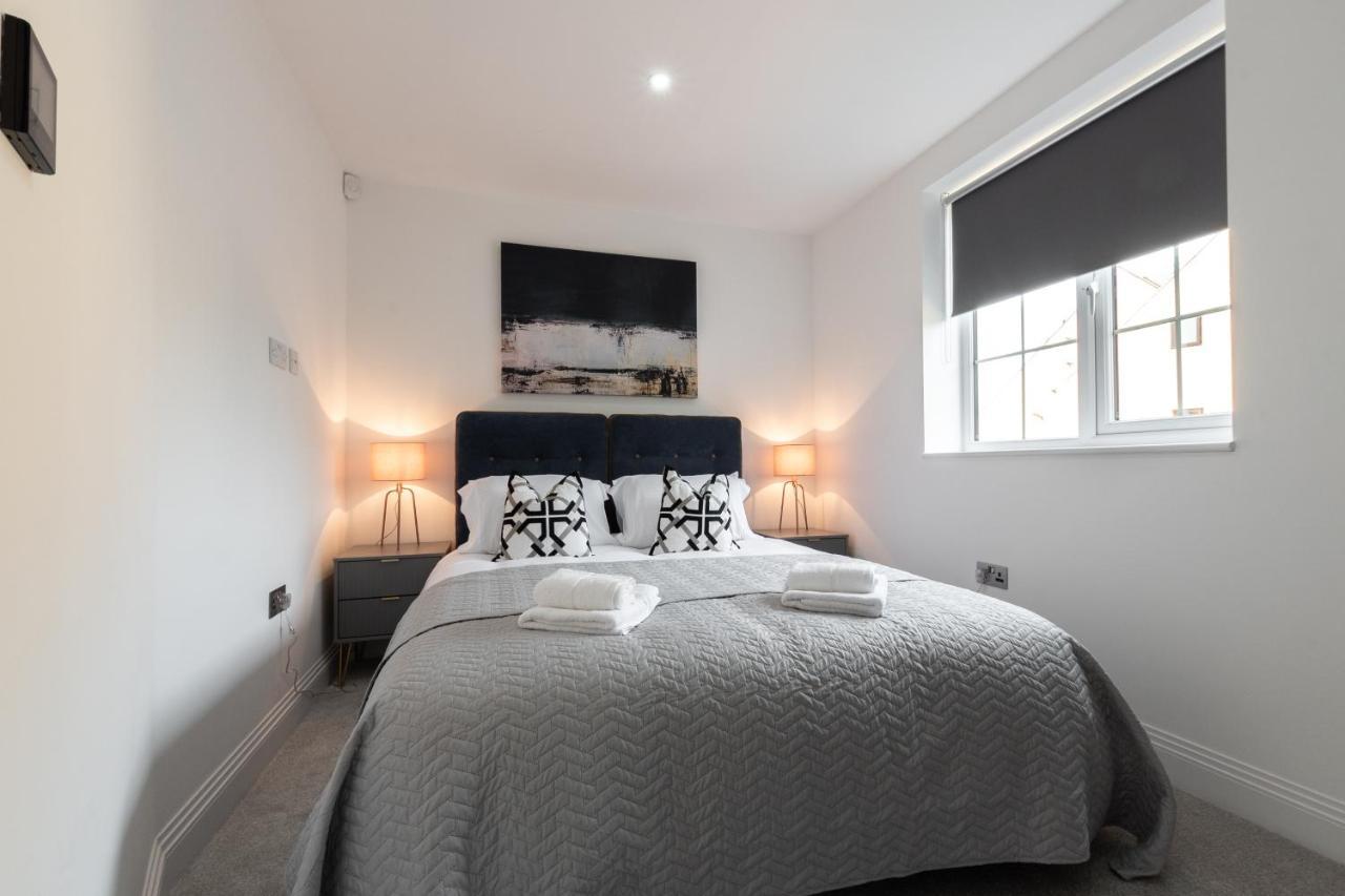 Elegant Apartments In Staines L Free Onsite Parking Staines-upon-Thames Bagian luar foto