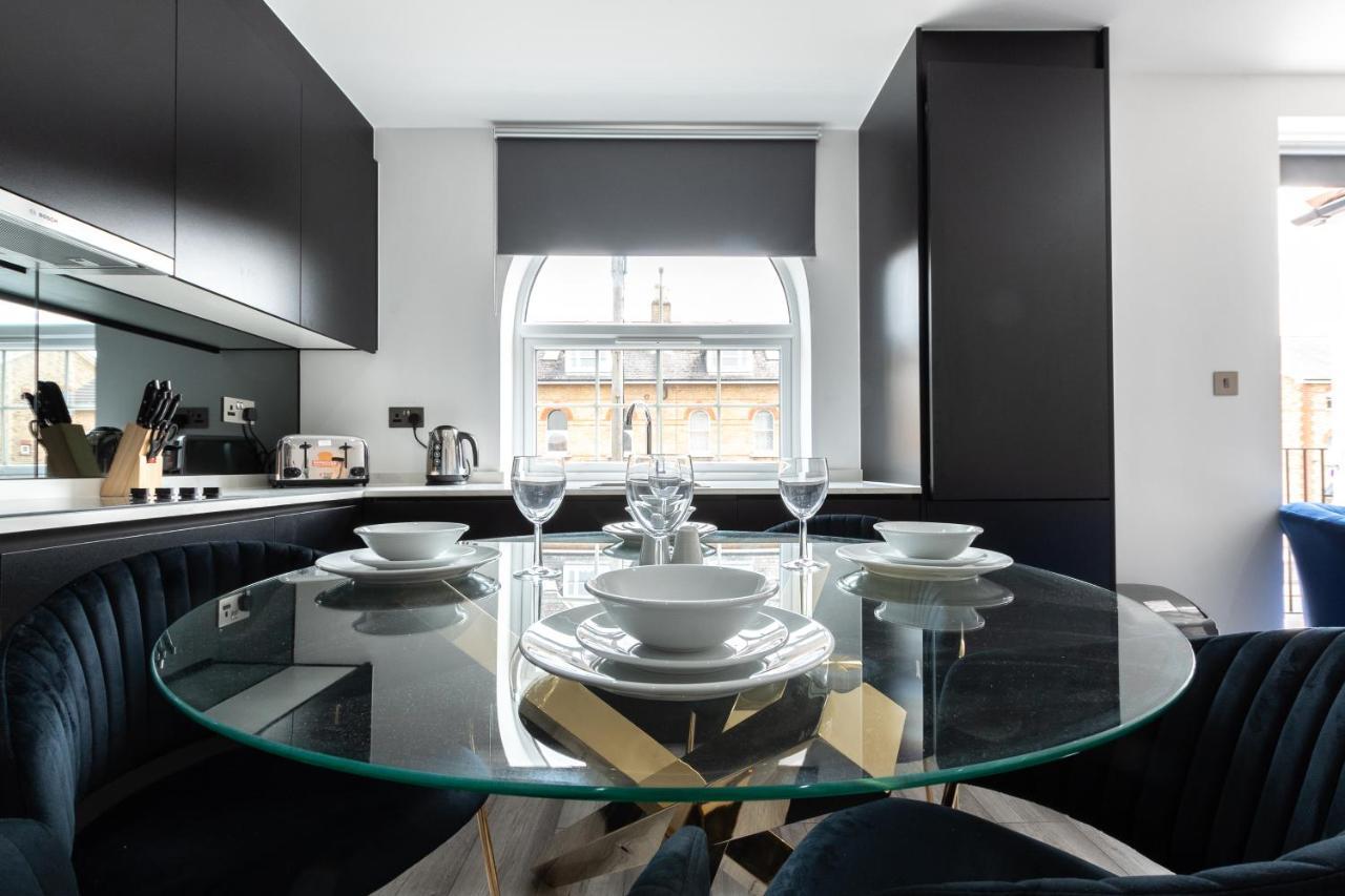 Elegant Apartments In Staines L Free Onsite Parking Staines-upon-Thames Bagian luar foto