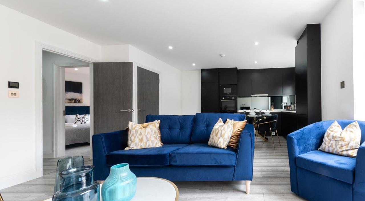 Elegant Apartments In Staines L Free Onsite Parking Staines-upon-Thames Bagian luar foto