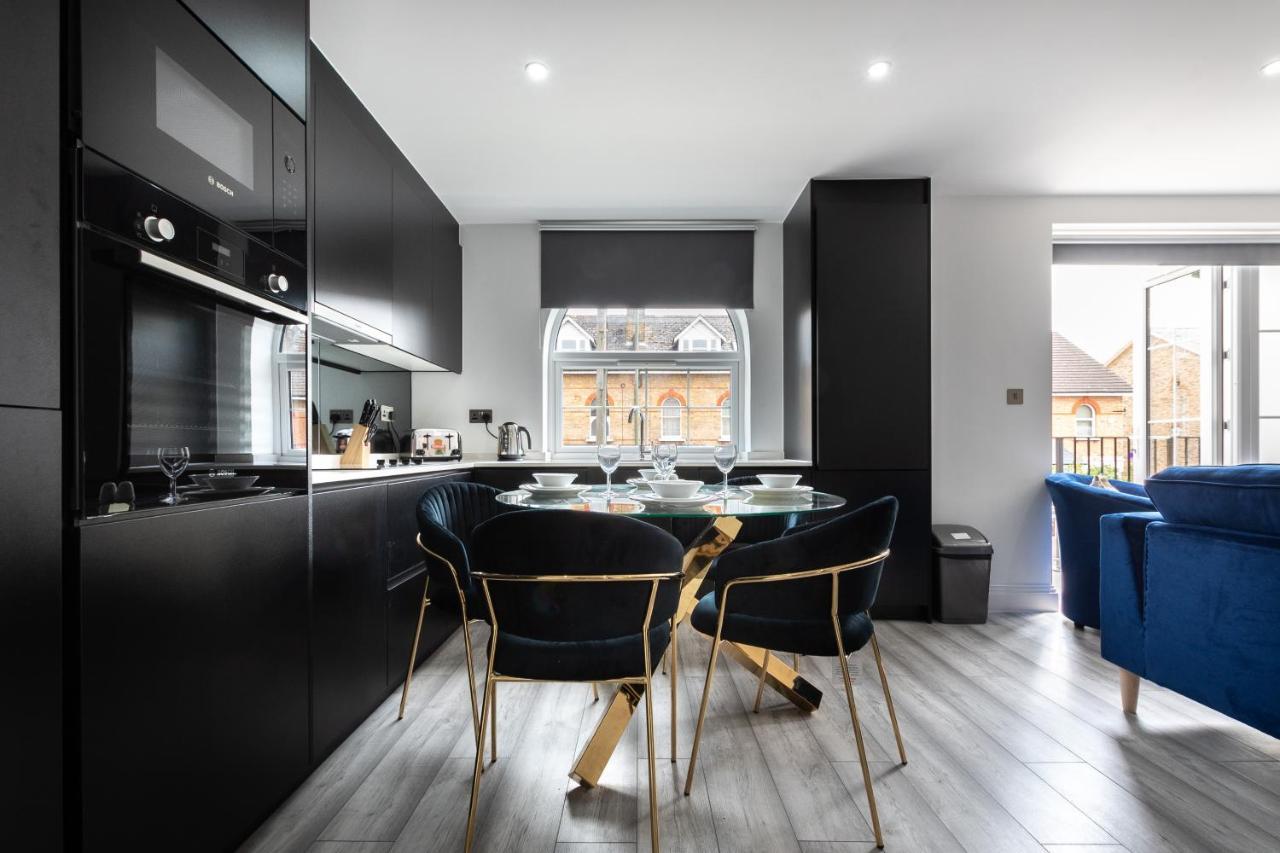 Elegant Apartments In Staines L Free Onsite Parking Staines-upon-Thames Bagian luar foto