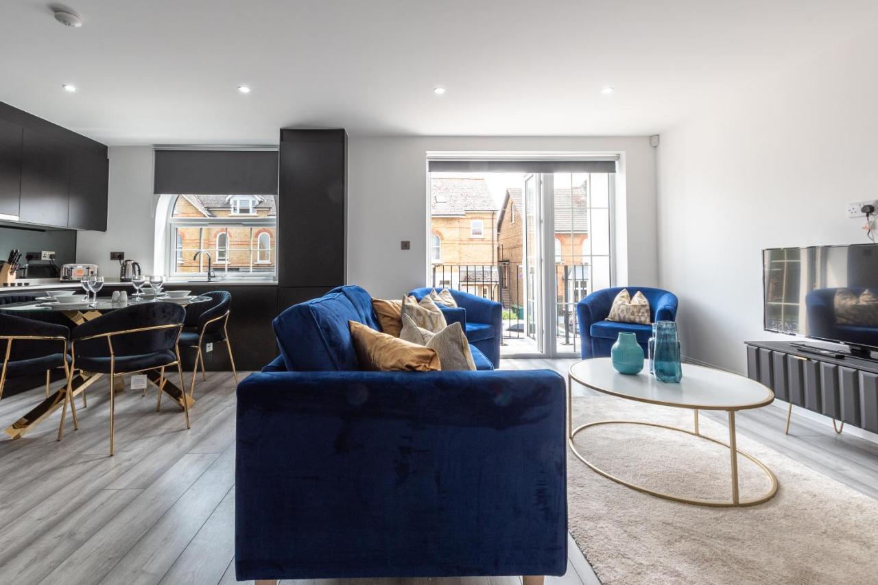 Elegant Apartments In Staines L Free Onsite Parking Staines-upon-Thames Bagian luar foto