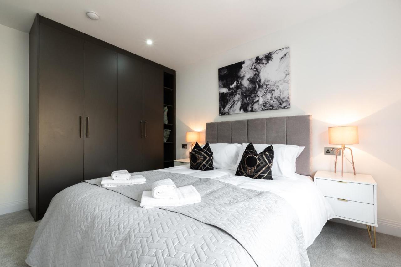Elegant Apartments In Staines L Free Onsite Parking Staines-upon-Thames Bagian luar foto