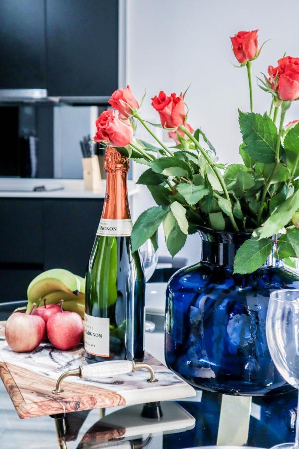 Elegant Apartments In Staines L Free Onsite Parking Staines-upon-Thames Bagian luar foto