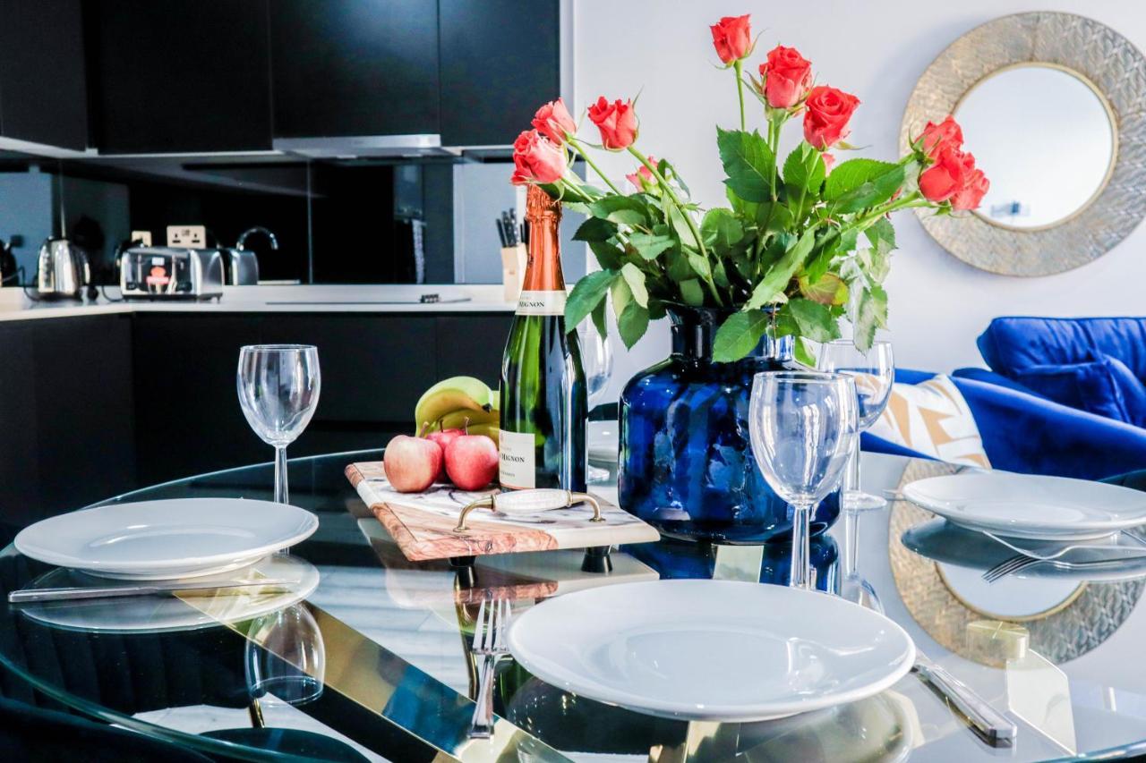 Elegant Apartments In Staines L Free Onsite Parking Staines-upon-Thames Bagian luar foto