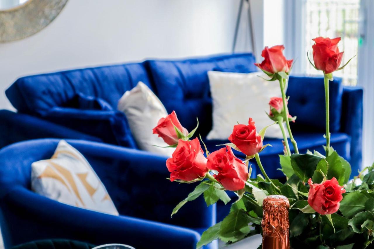 Elegant Apartments In Staines L Free Onsite Parking Staines-upon-Thames Bagian luar foto