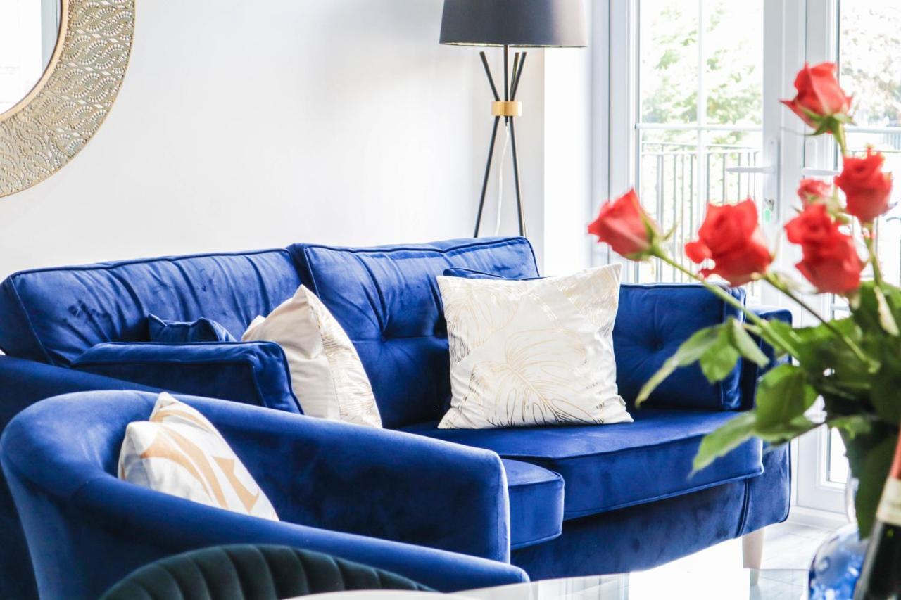 Elegant Apartments In Staines L Free Onsite Parking Staines-upon-Thames Bagian luar foto