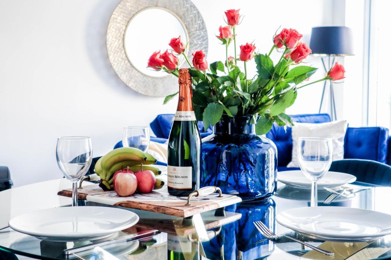 Elegant Apartments In Staines L Free Onsite Parking Staines-upon-Thames Bagian luar foto