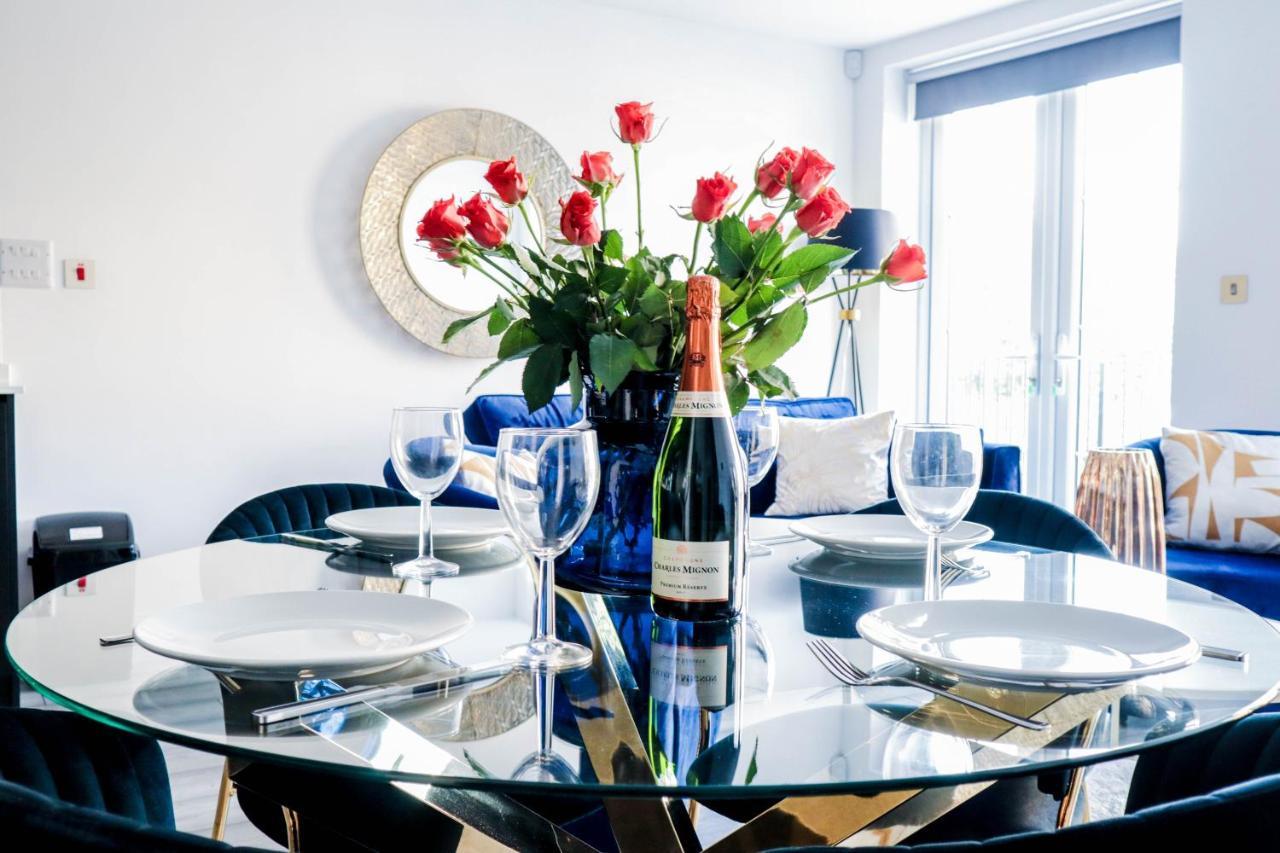 Elegant Apartments In Staines L Free Onsite Parking Staines-upon-Thames Bagian luar foto