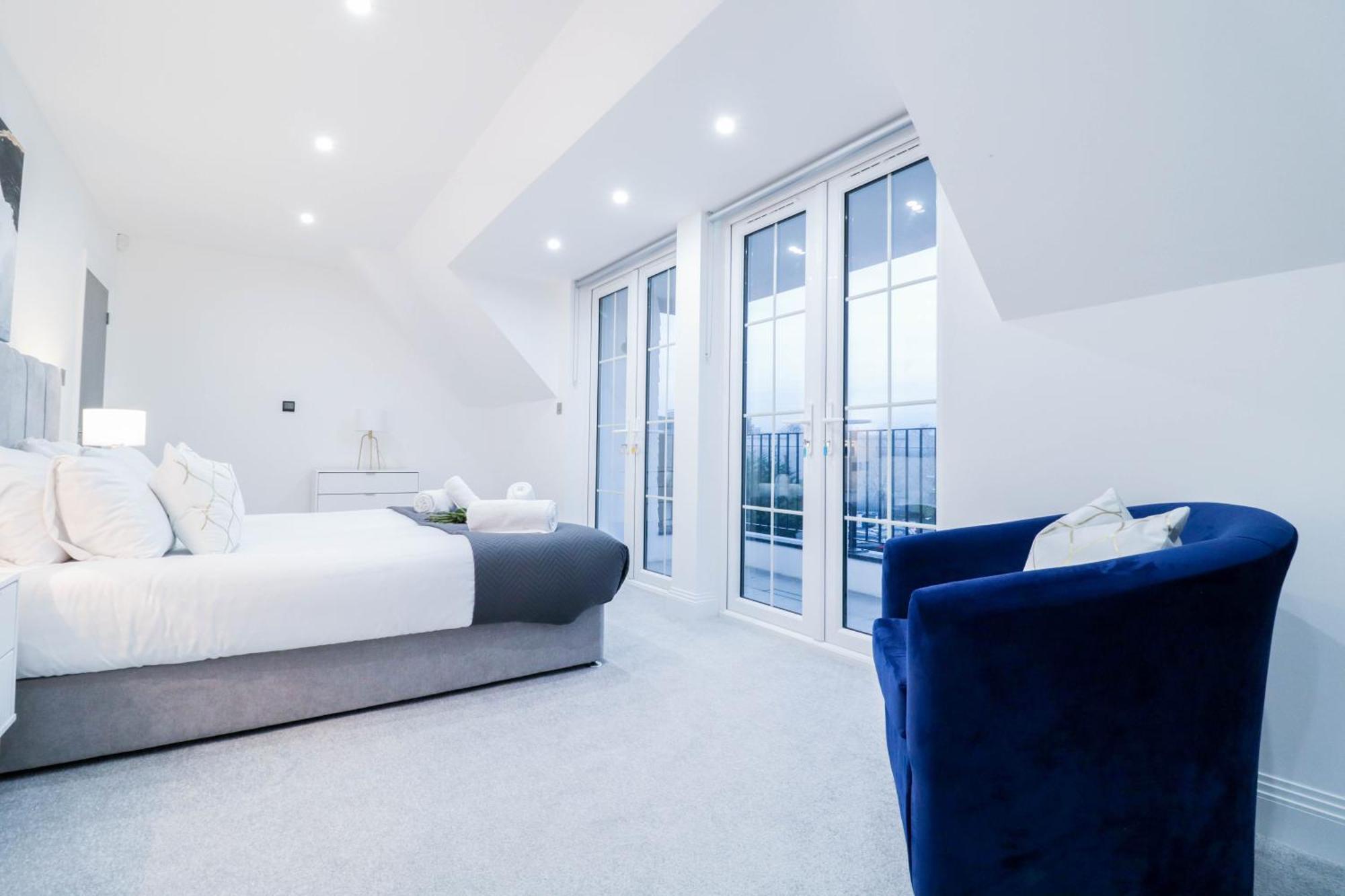 Elegant Apartments In Staines L Free Onsite Parking Staines-upon-Thames Bagian luar foto