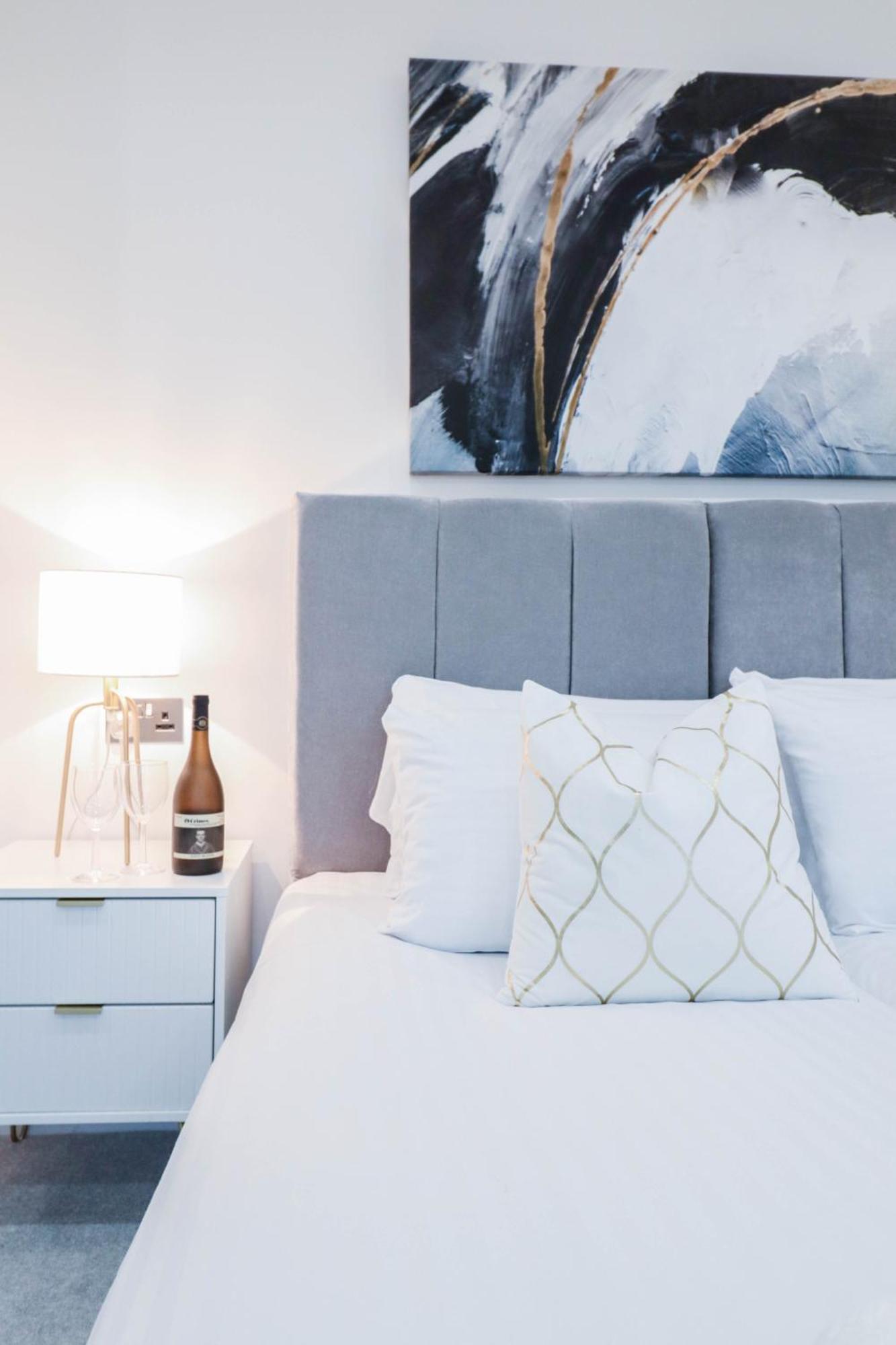Elegant Apartments In Staines L Free Onsite Parking Staines-upon-Thames Bagian luar foto