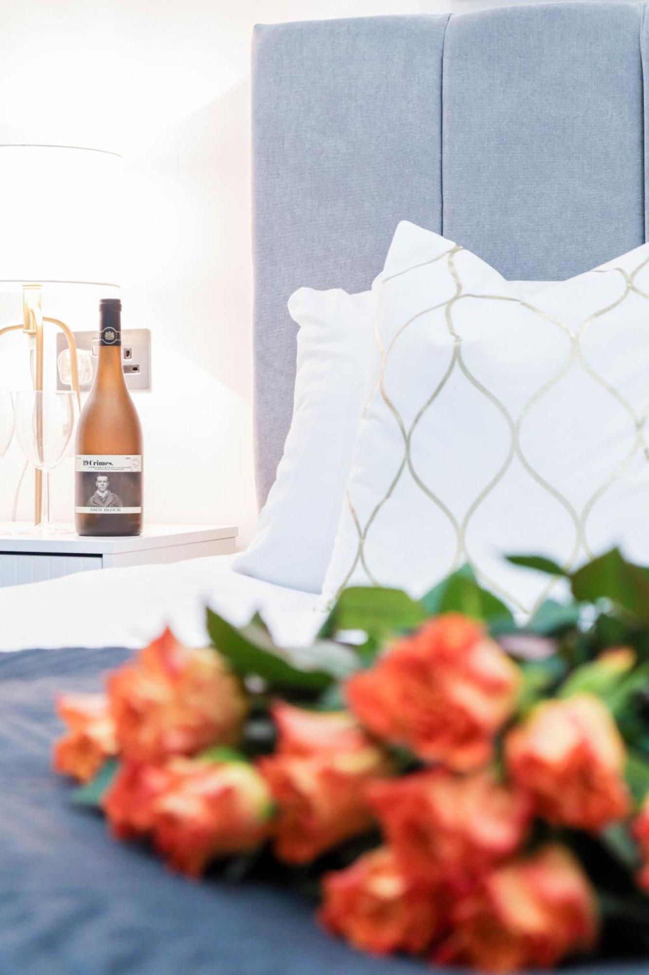 Elegant Apartments In Staines L Free Onsite Parking Staines-upon-Thames Bagian luar foto