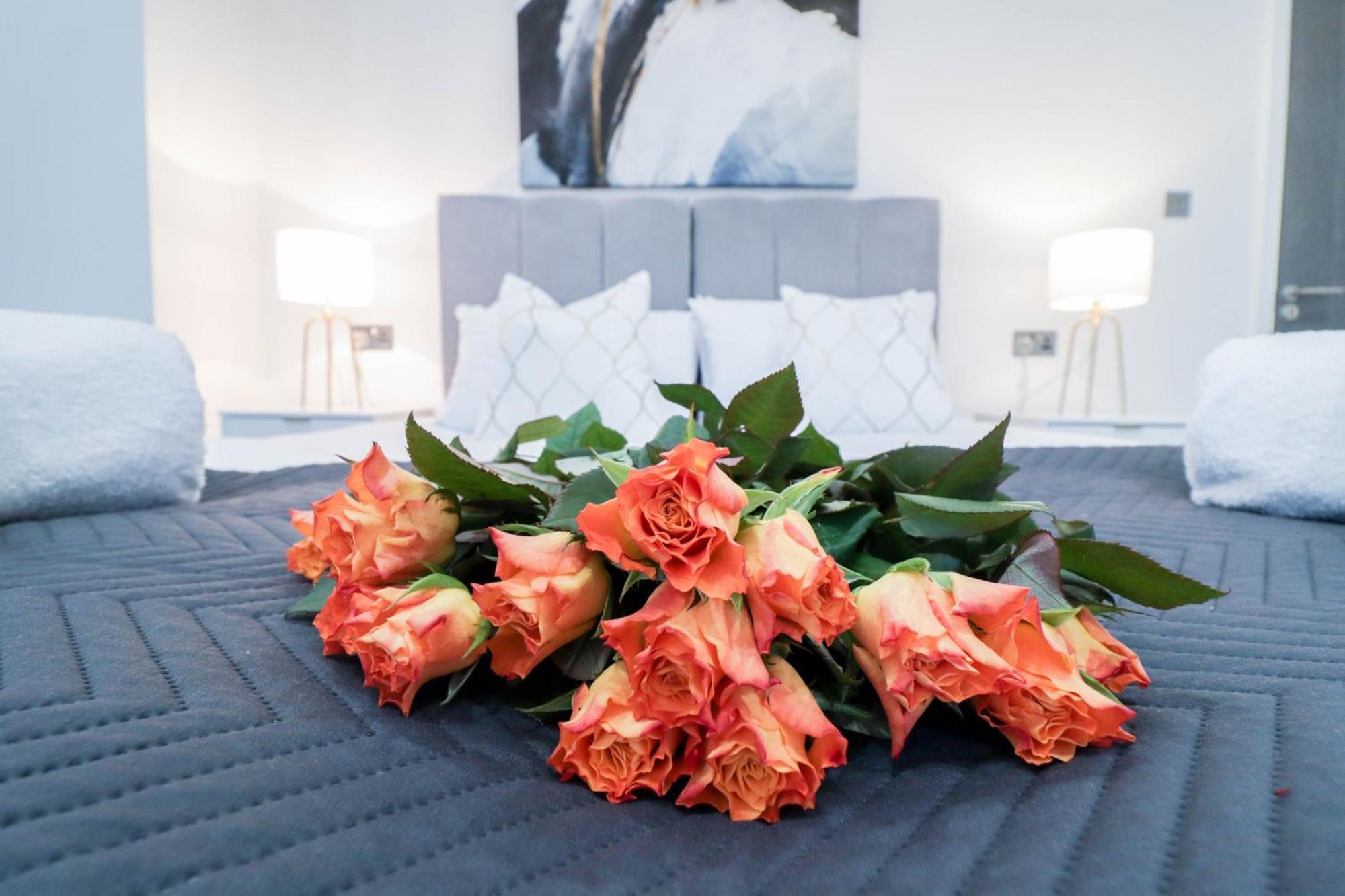 Elegant Apartments In Staines L Free Onsite Parking Staines-upon-Thames Bagian luar foto