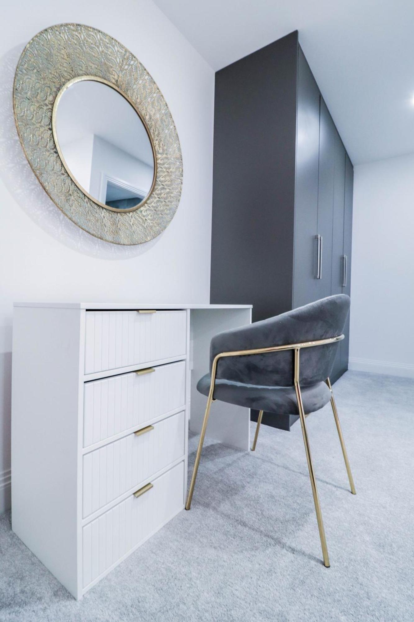 Elegant Apartments In Staines L Free Onsite Parking Staines-upon-Thames Bagian luar foto