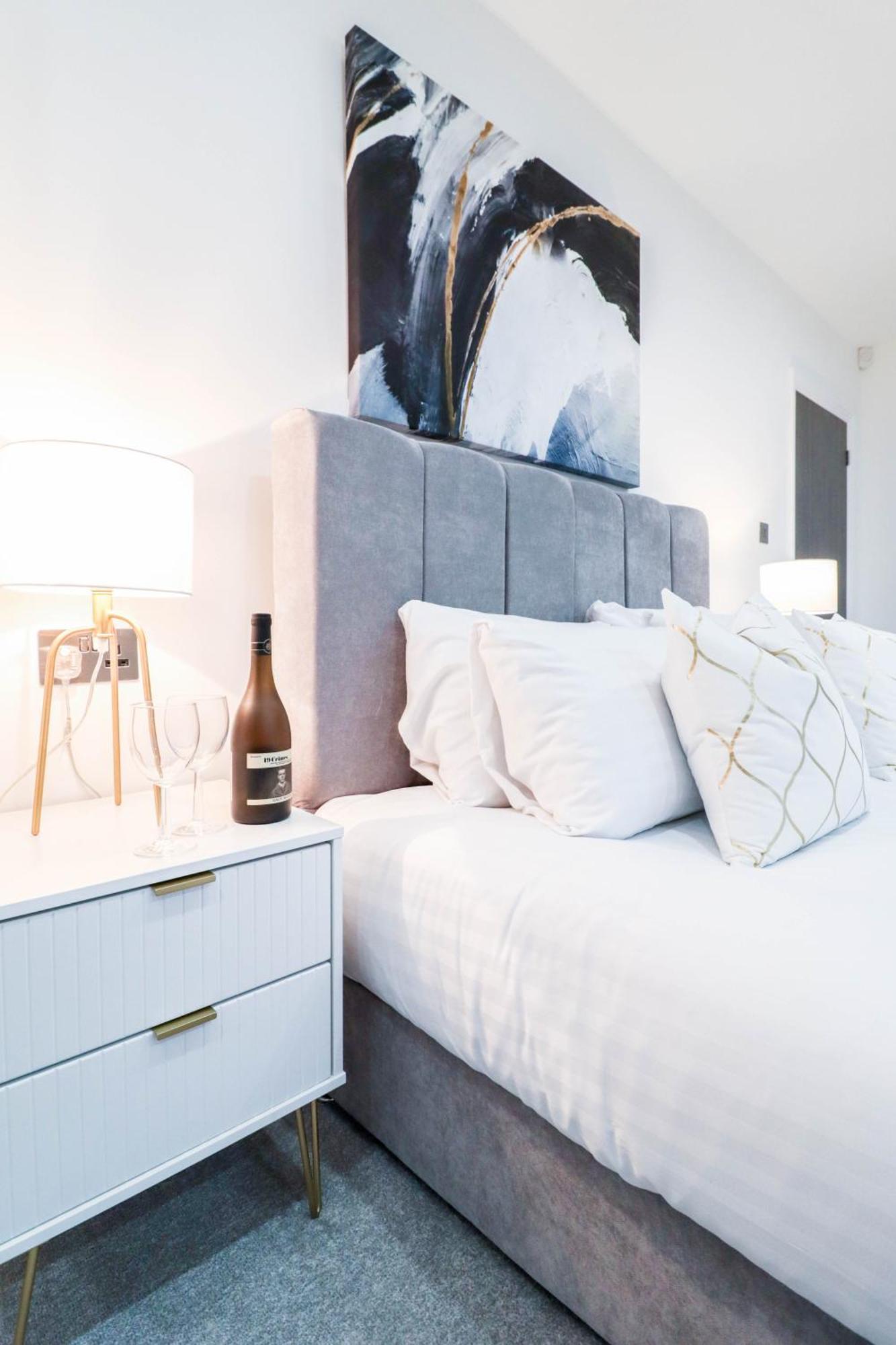 Elegant Apartments In Staines L Free Onsite Parking Staines-upon-Thames Bagian luar foto