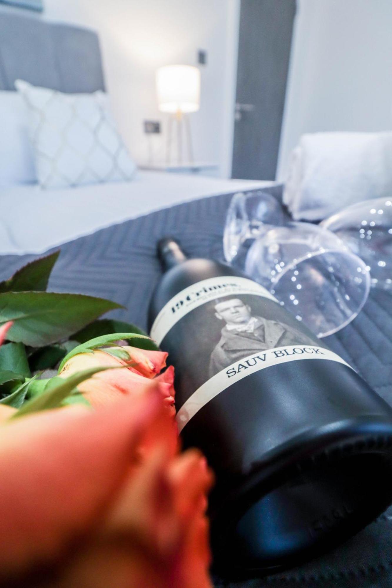 Elegant Apartments In Staines L Free Onsite Parking Staines-upon-Thames Bagian luar foto