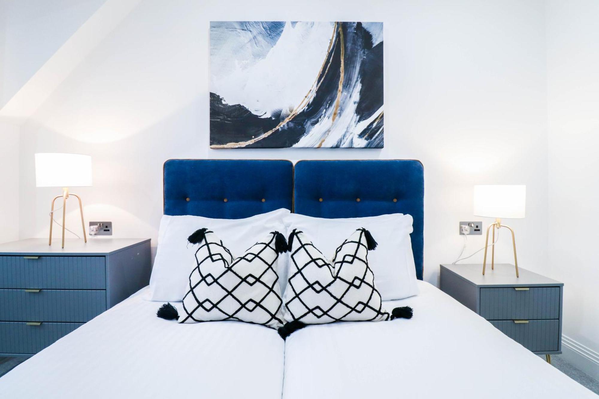 Elegant Apartments In Staines L Free Onsite Parking Staines-upon-Thames Bagian luar foto