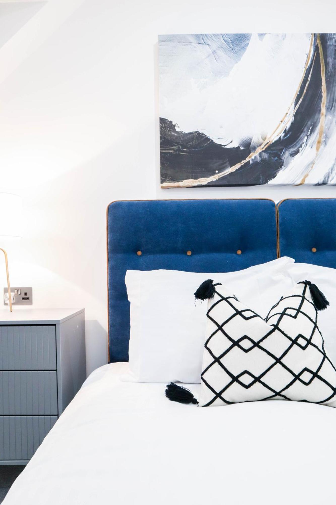 Elegant Apartments In Staines L Free Onsite Parking Staines-upon-Thames Bagian luar foto