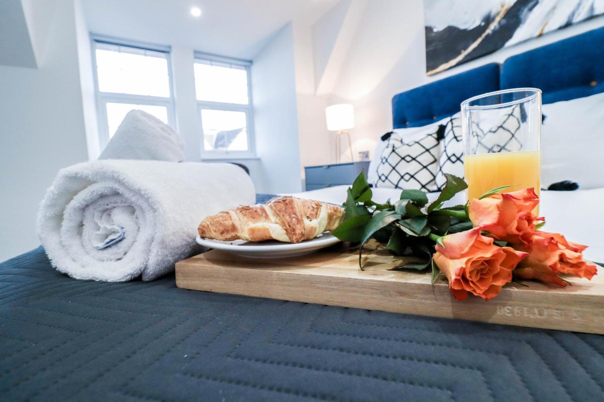 Elegant Apartments In Staines L Free Onsite Parking Staines-upon-Thames Bagian luar foto