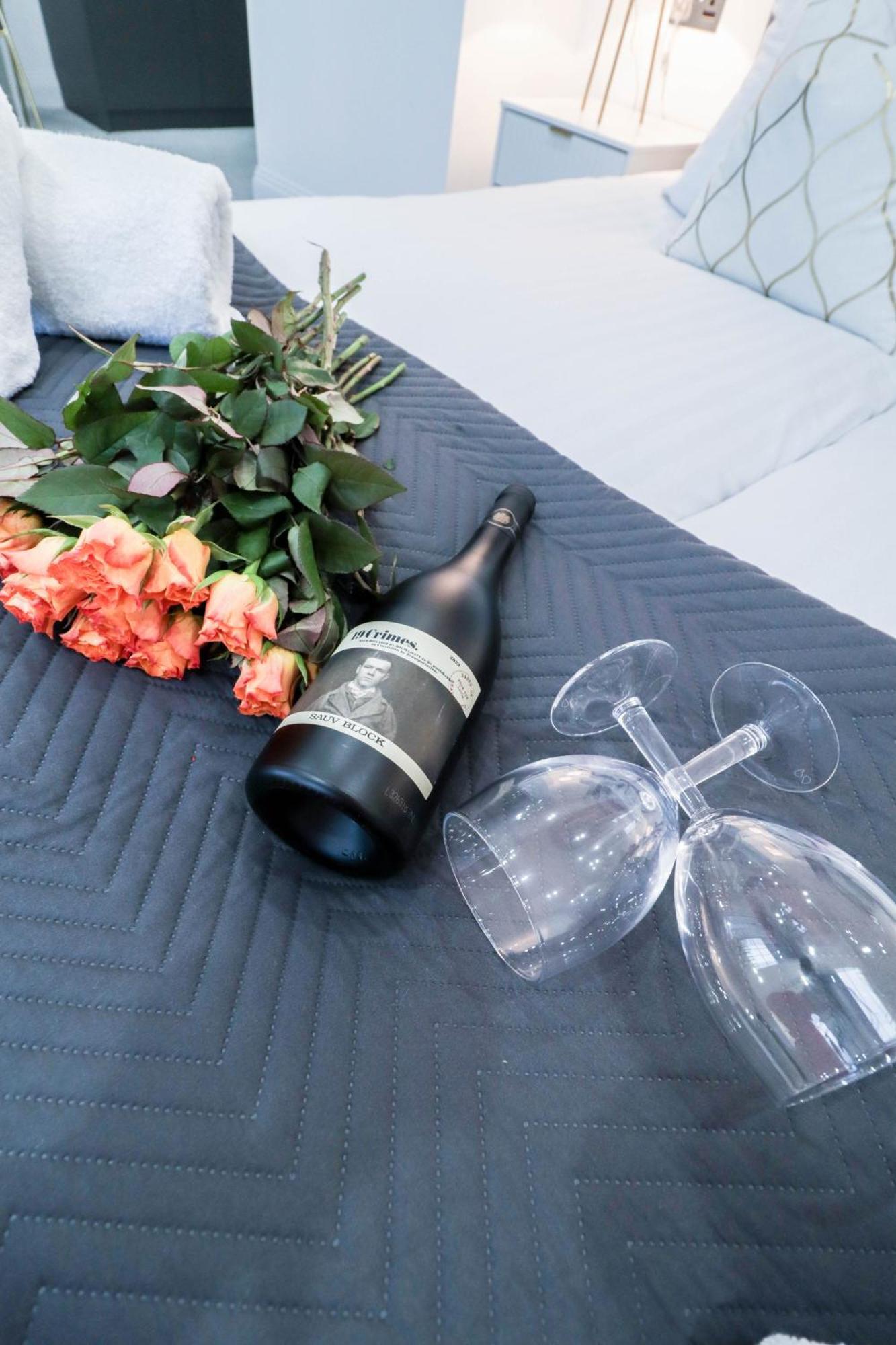 Elegant Apartments In Staines L Free Onsite Parking Staines-upon-Thames Bagian luar foto