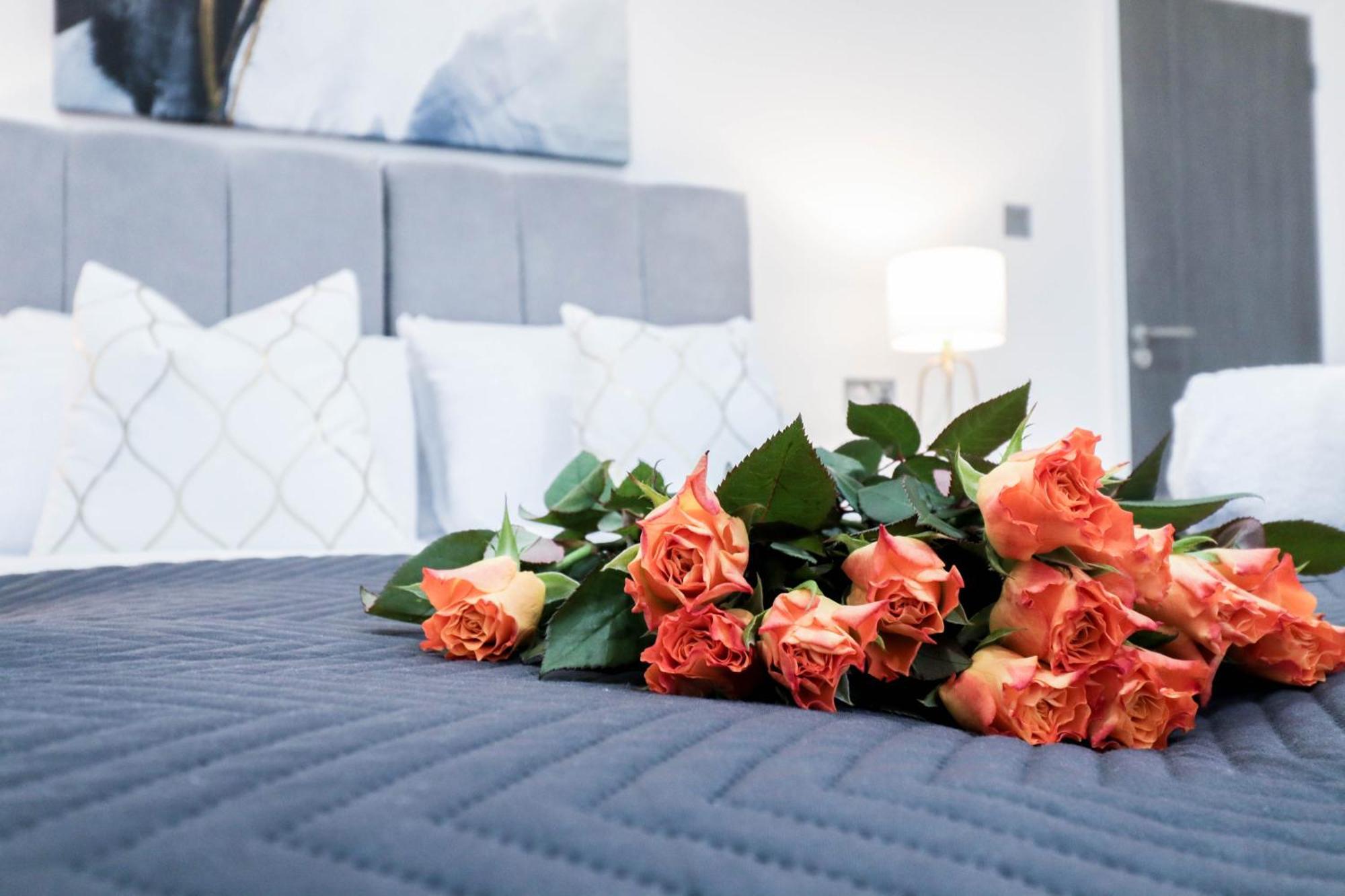Elegant Apartments In Staines L Free Onsite Parking Staines-upon-Thames Bagian luar foto