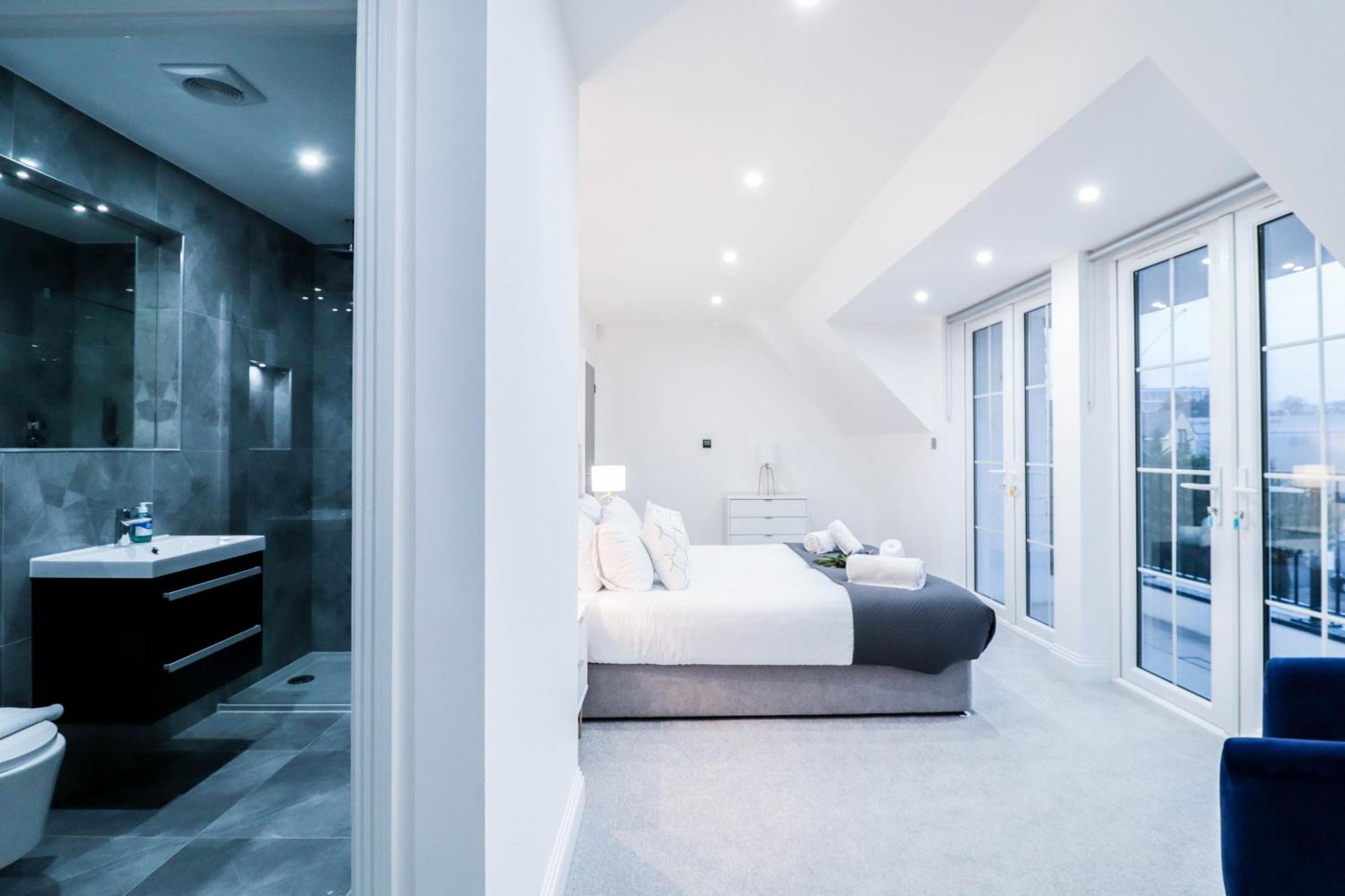 Elegant Apartments In Staines L Free Onsite Parking Staines-upon-Thames Bagian luar foto