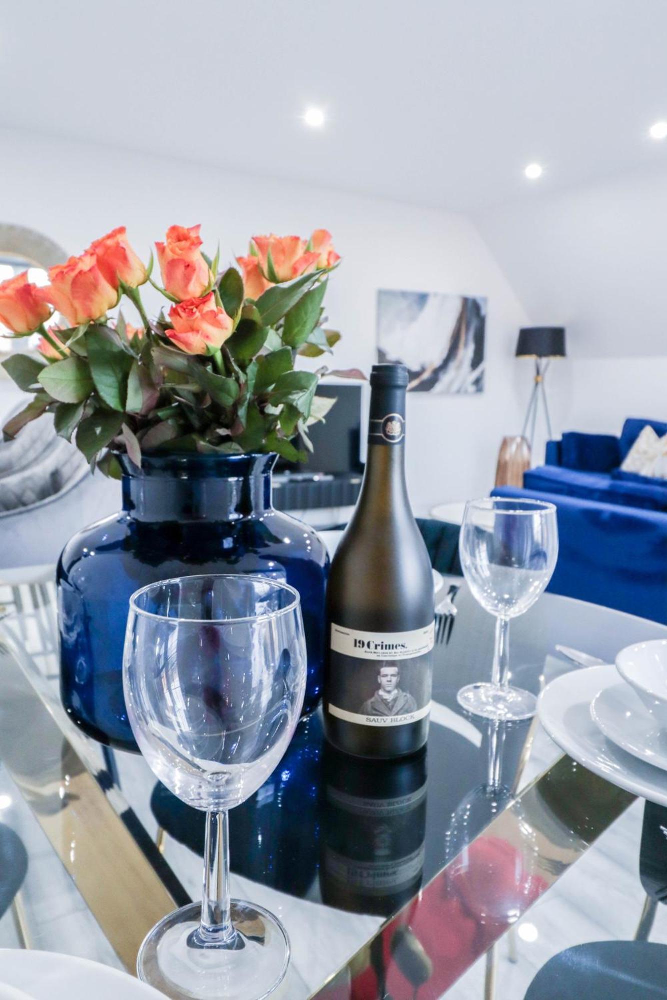 Elegant Apartments In Staines L Free Onsite Parking Staines-upon-Thames Bagian luar foto