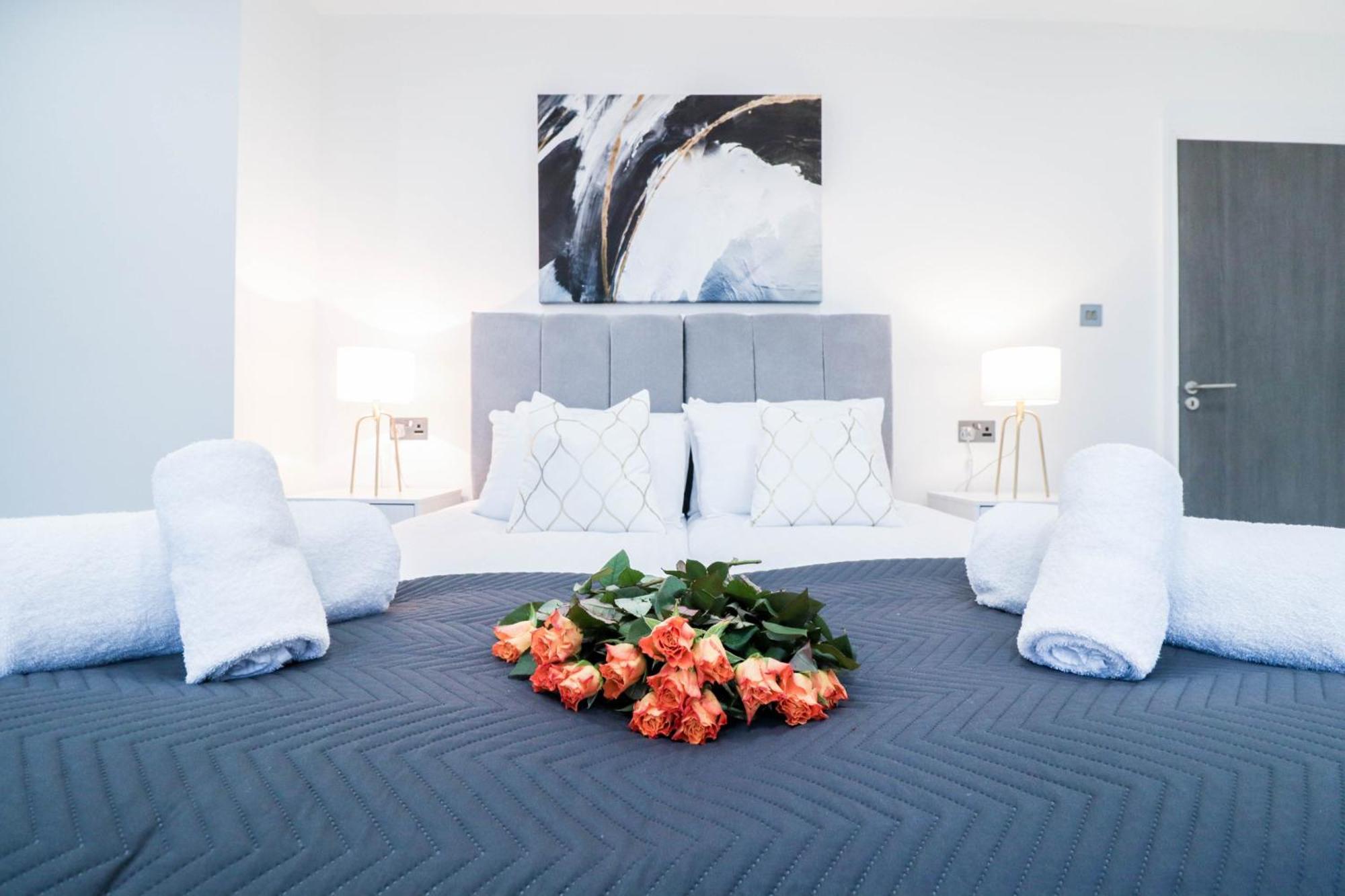 Elegant Apartments In Staines L Free Onsite Parking Staines-upon-Thames Bagian luar foto