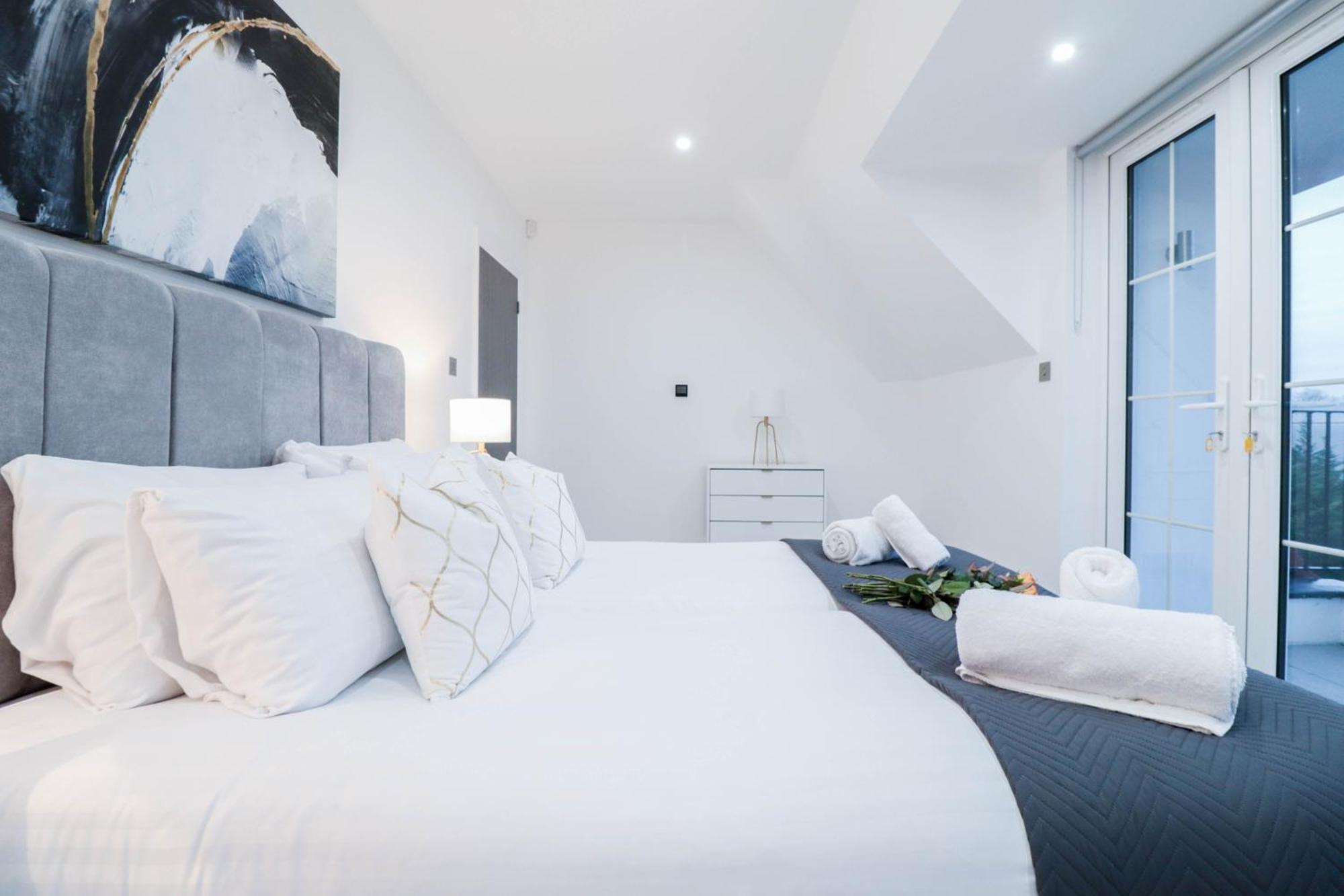 Elegant Apartments In Staines L Free Onsite Parking Staines-upon-Thames Bagian luar foto