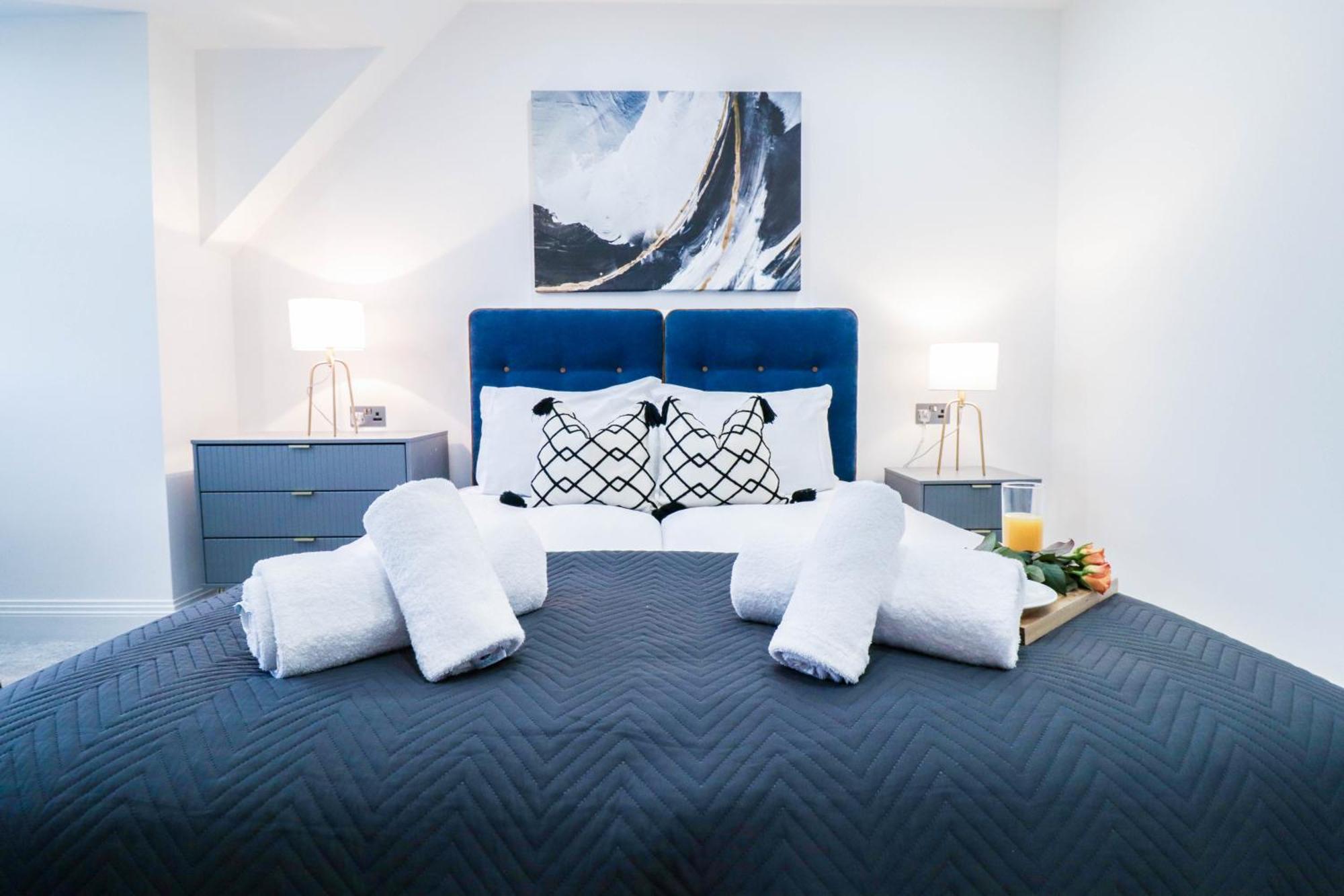 Elegant Apartments In Staines L Free Onsite Parking Staines-upon-Thames Bagian luar foto