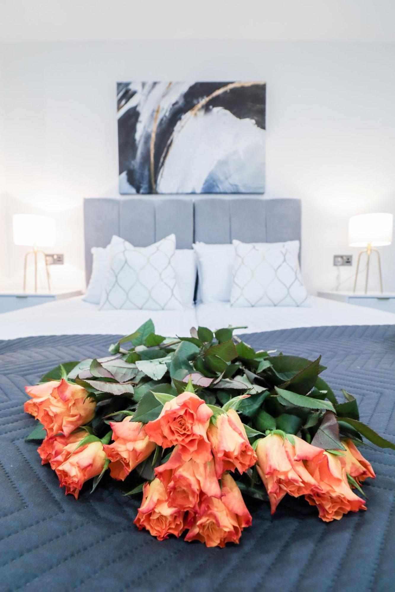 Elegant Apartments In Staines L Free Onsite Parking Staines-upon-Thames Bagian luar foto