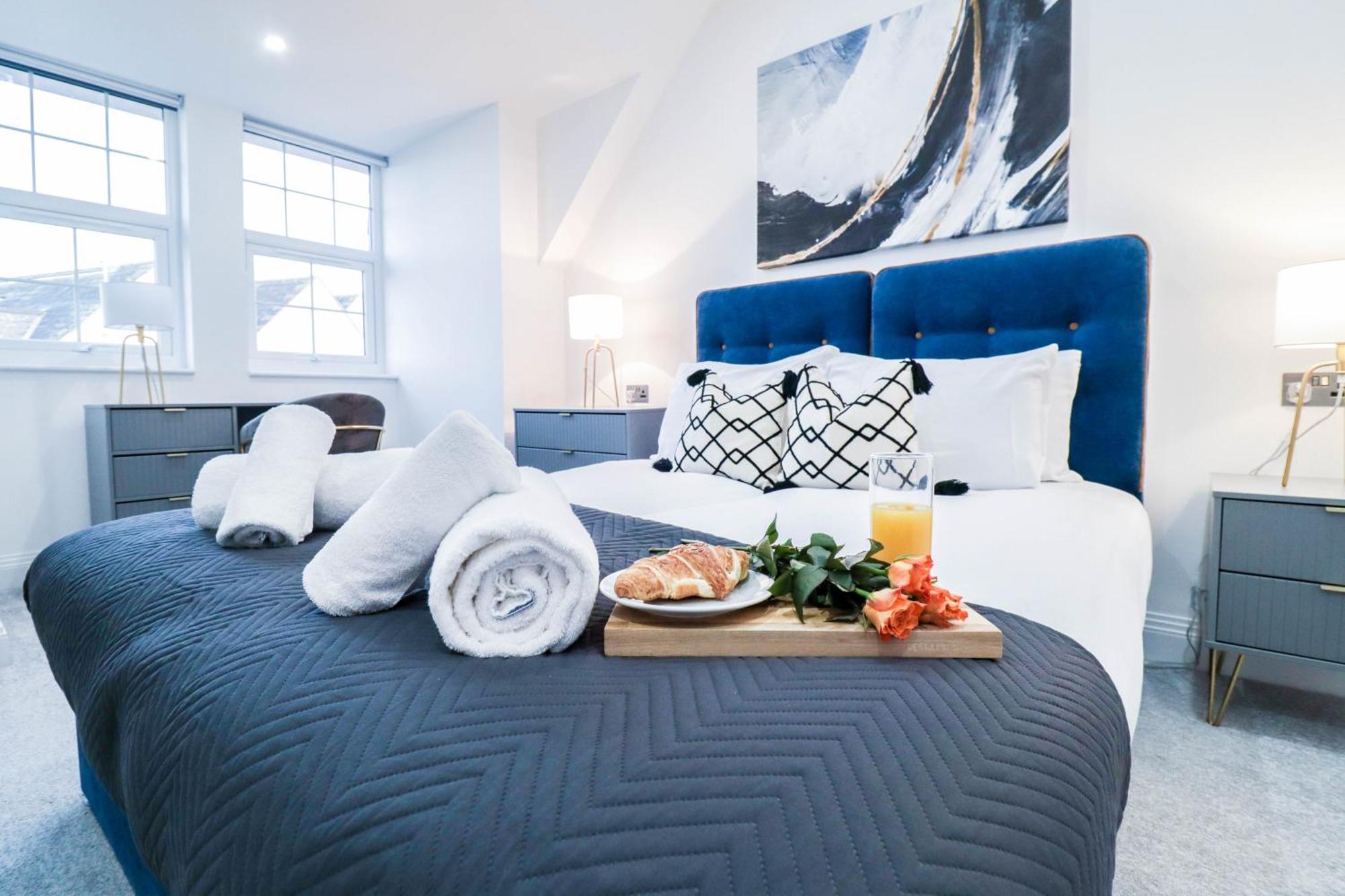 Elegant Apartments In Staines L Free Onsite Parking Staines-upon-Thames Bagian luar foto