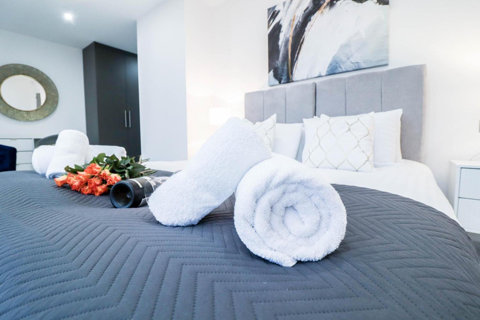 Elegant Apartments In Staines L Free Onsite Parking Staines-upon-Thames Bagian luar foto