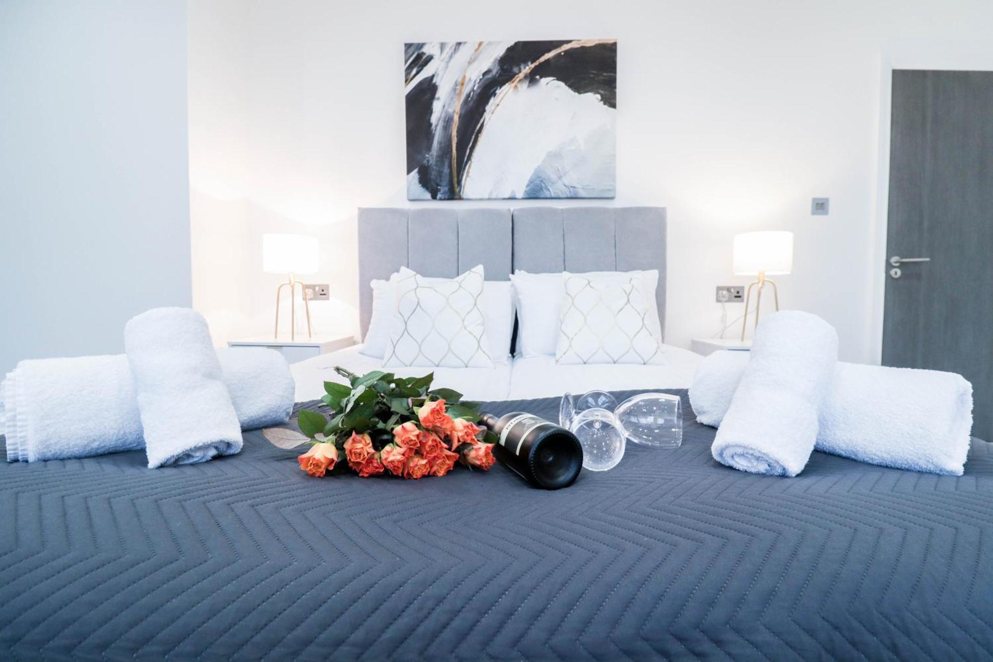 Elegant Apartments In Staines L Free Onsite Parking Staines-upon-Thames Bagian luar foto