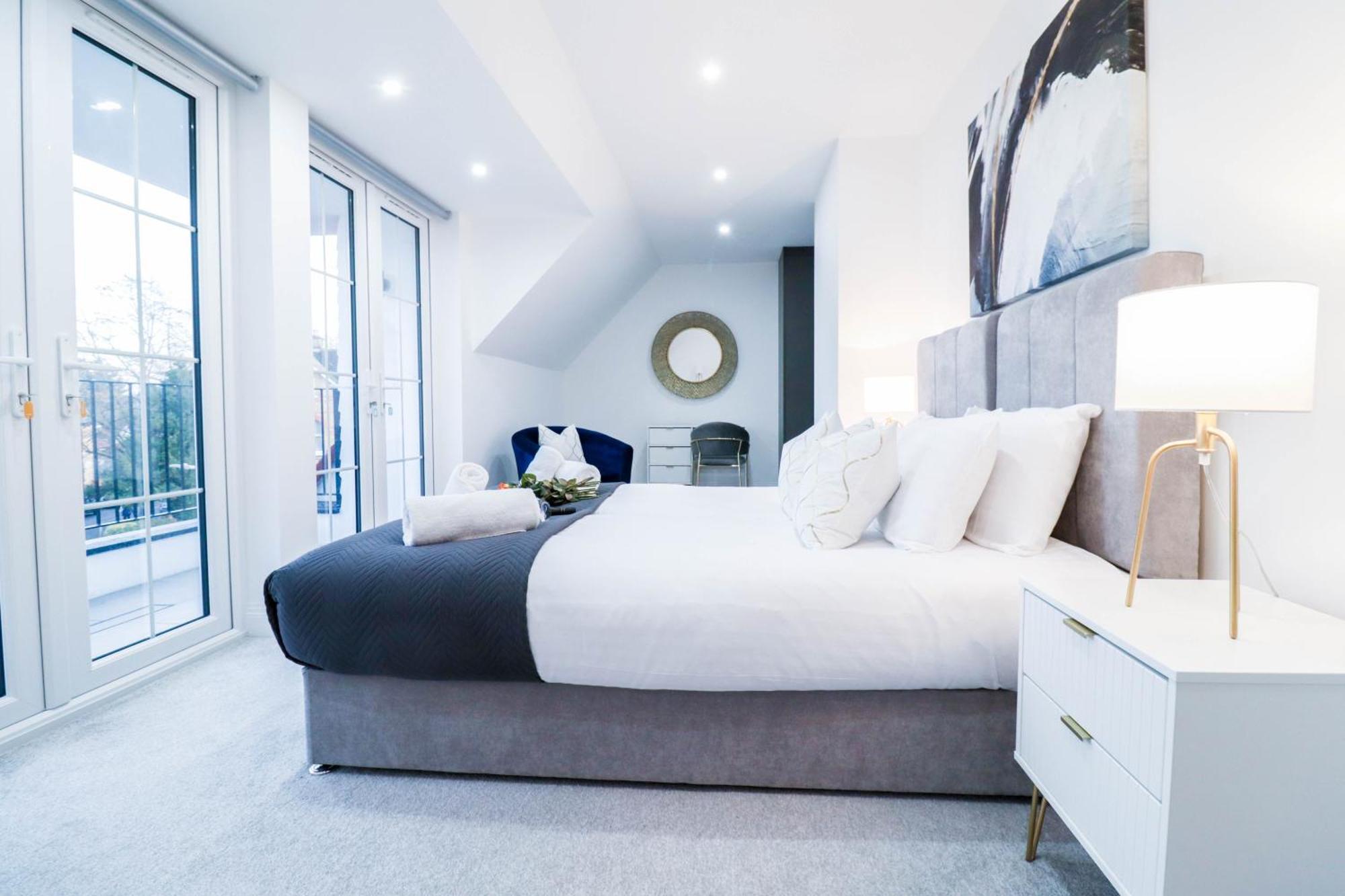 Elegant Apartments In Staines L Free Onsite Parking Staines-upon-Thames Bagian luar foto