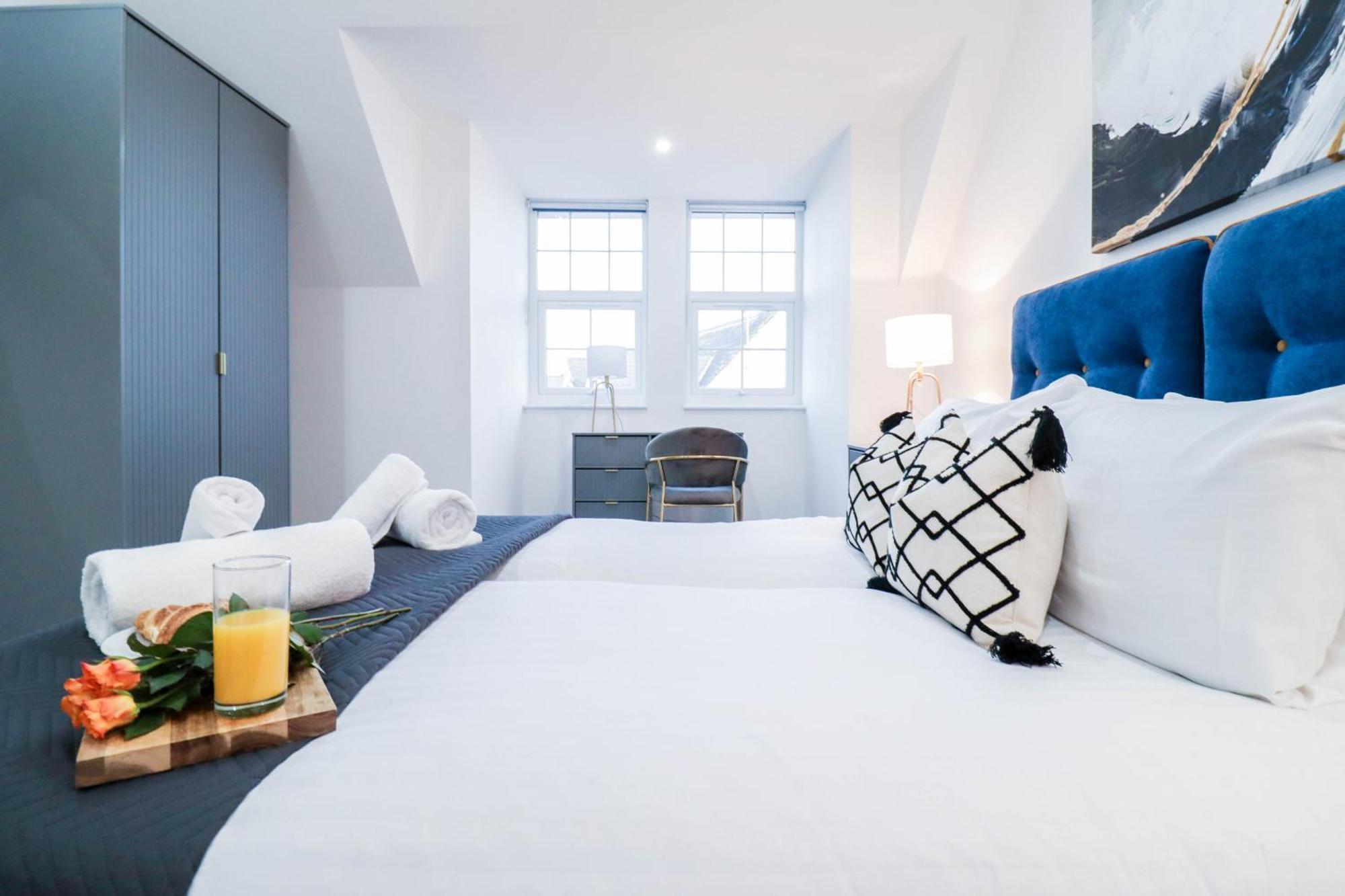 Elegant Apartments In Staines L Free Onsite Parking Staines-upon-Thames Bagian luar foto