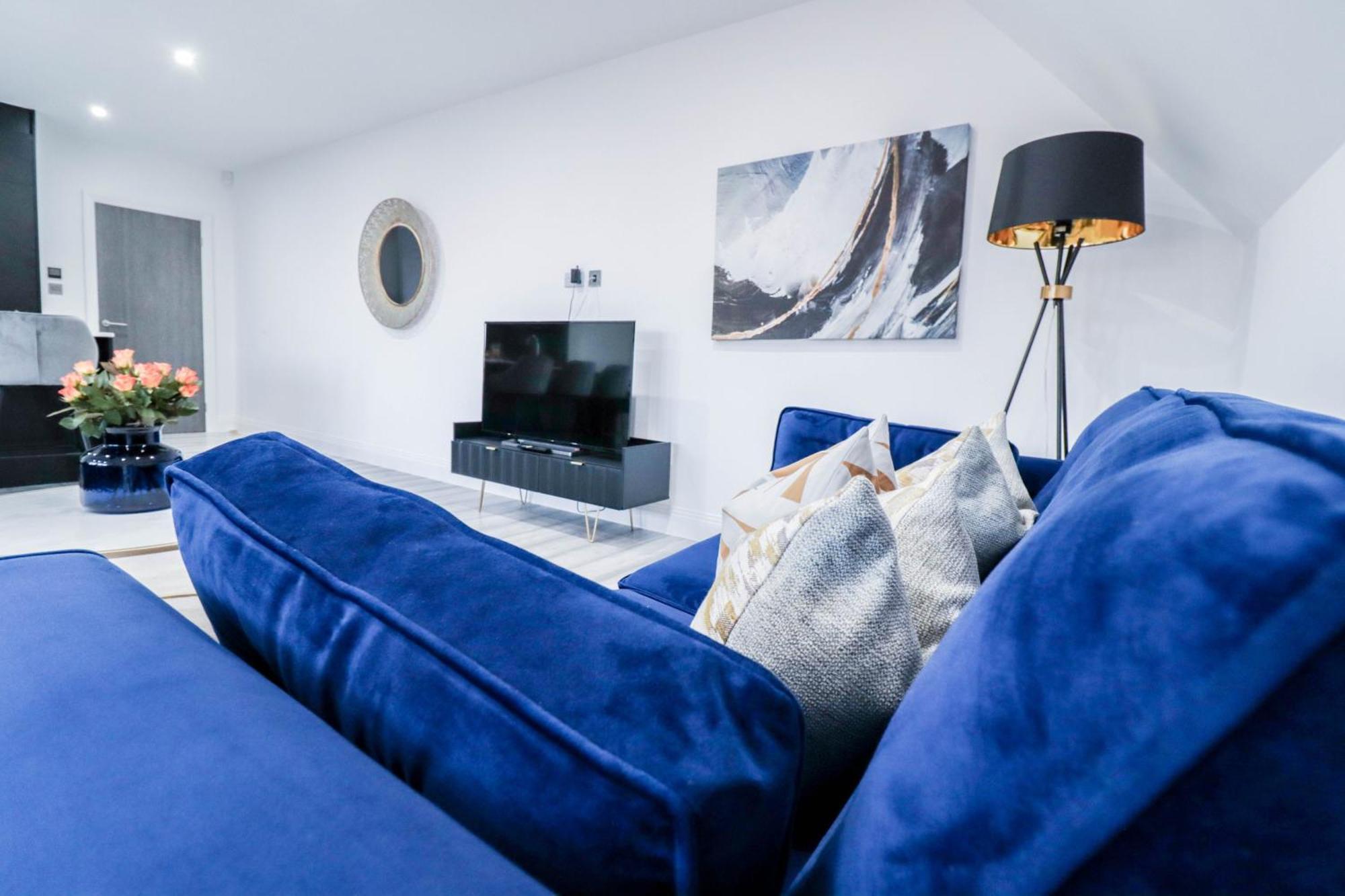 Elegant Apartments In Staines L Free Onsite Parking Staines-upon-Thames Bagian luar foto