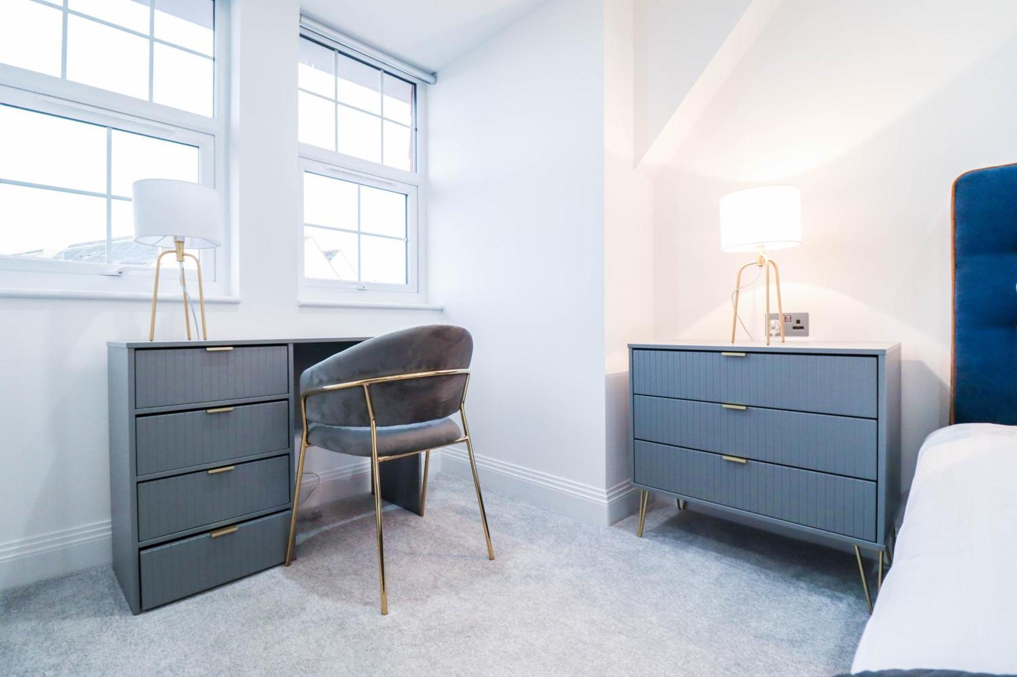Elegant Apartments In Staines L Free Onsite Parking Staines-upon-Thames Bagian luar foto
