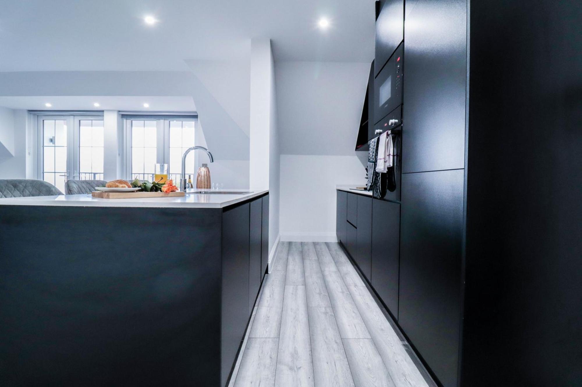 Elegant Apartments In Staines L Free Onsite Parking Staines-upon-Thames Bagian luar foto