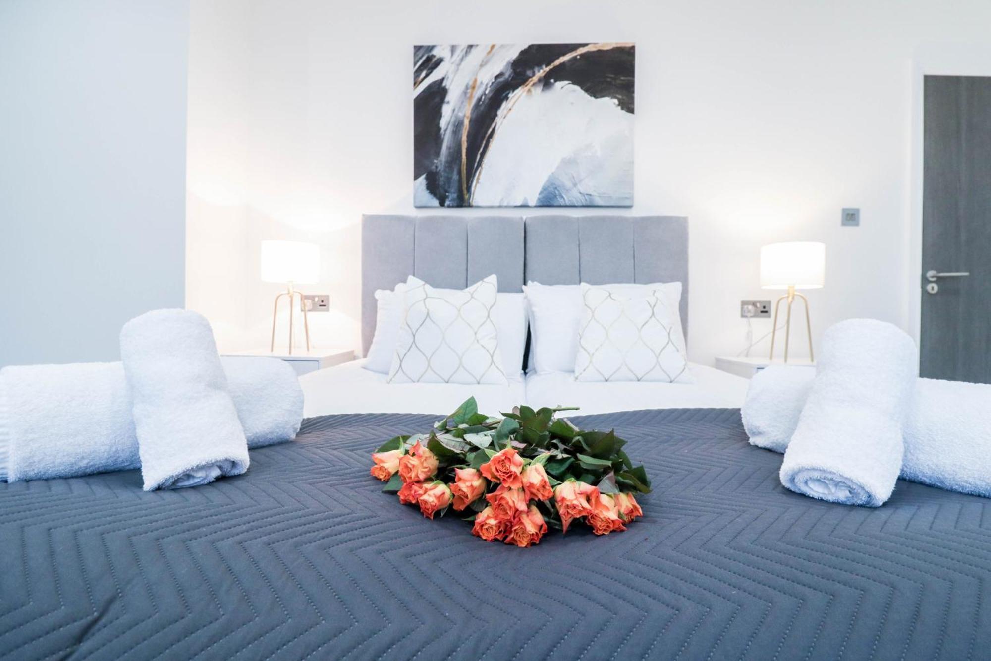 Elegant Apartments In Staines L Free Onsite Parking Staines-upon-Thames Bagian luar foto