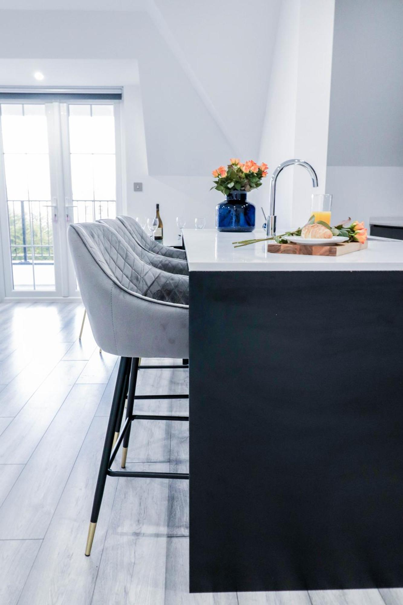Elegant Apartments In Staines L Free Onsite Parking Staines-upon-Thames Bagian luar foto