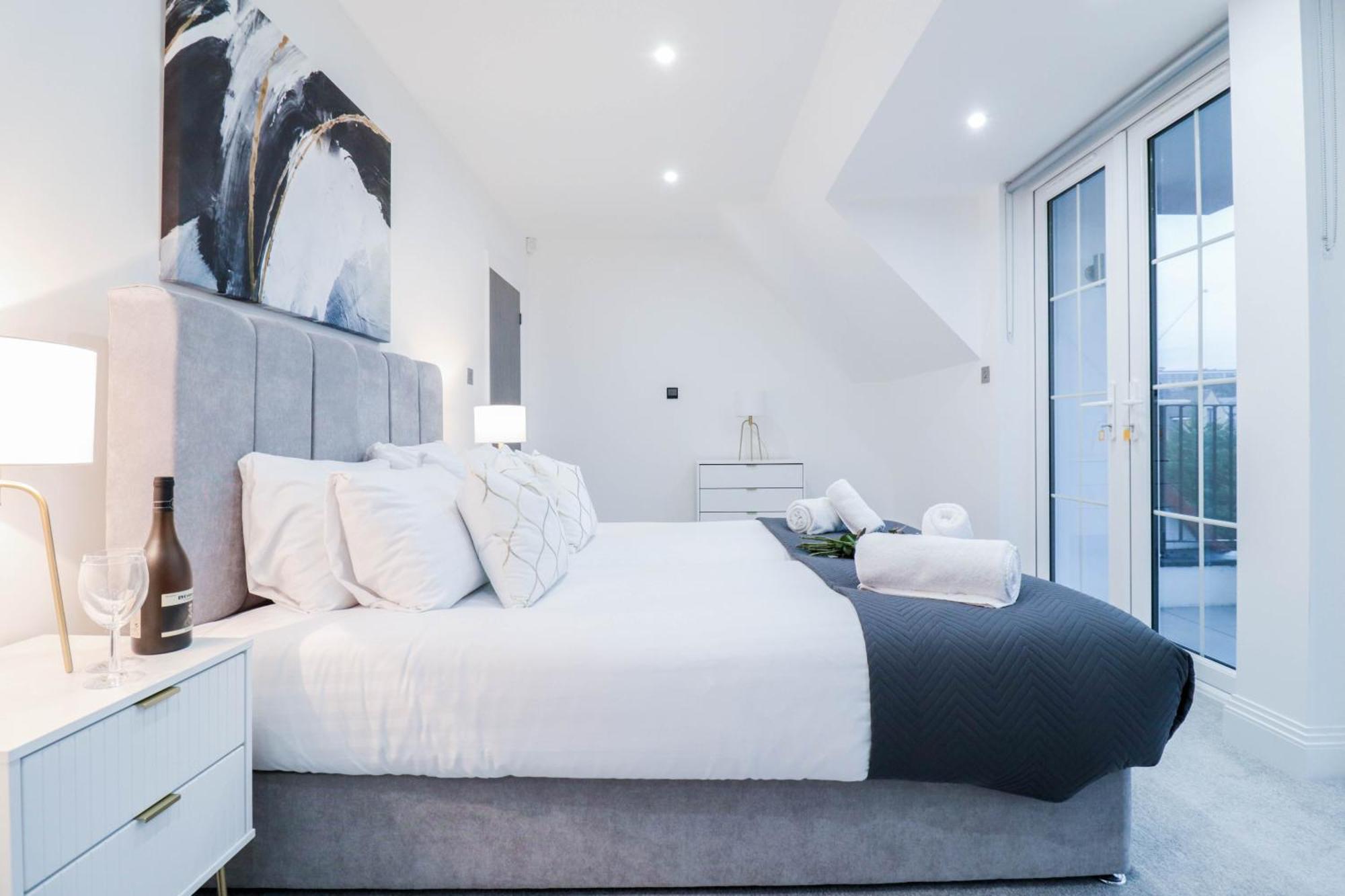 Elegant Apartments In Staines L Free Onsite Parking Staines-upon-Thames Bagian luar foto