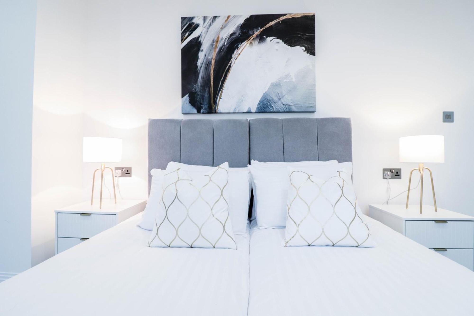 Elegant Apartments In Staines L Free Onsite Parking Staines-upon-Thames Bagian luar foto
