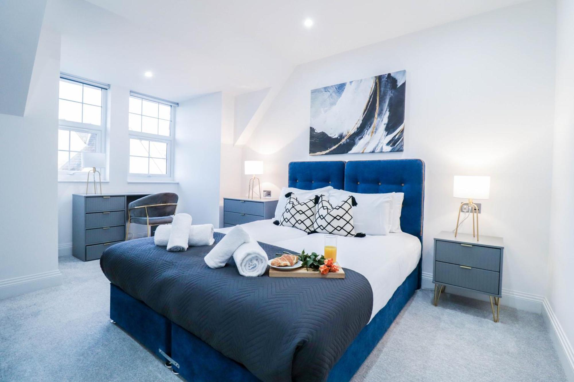 Elegant Apartments In Staines L Free Onsite Parking Staines-upon-Thames Bagian luar foto