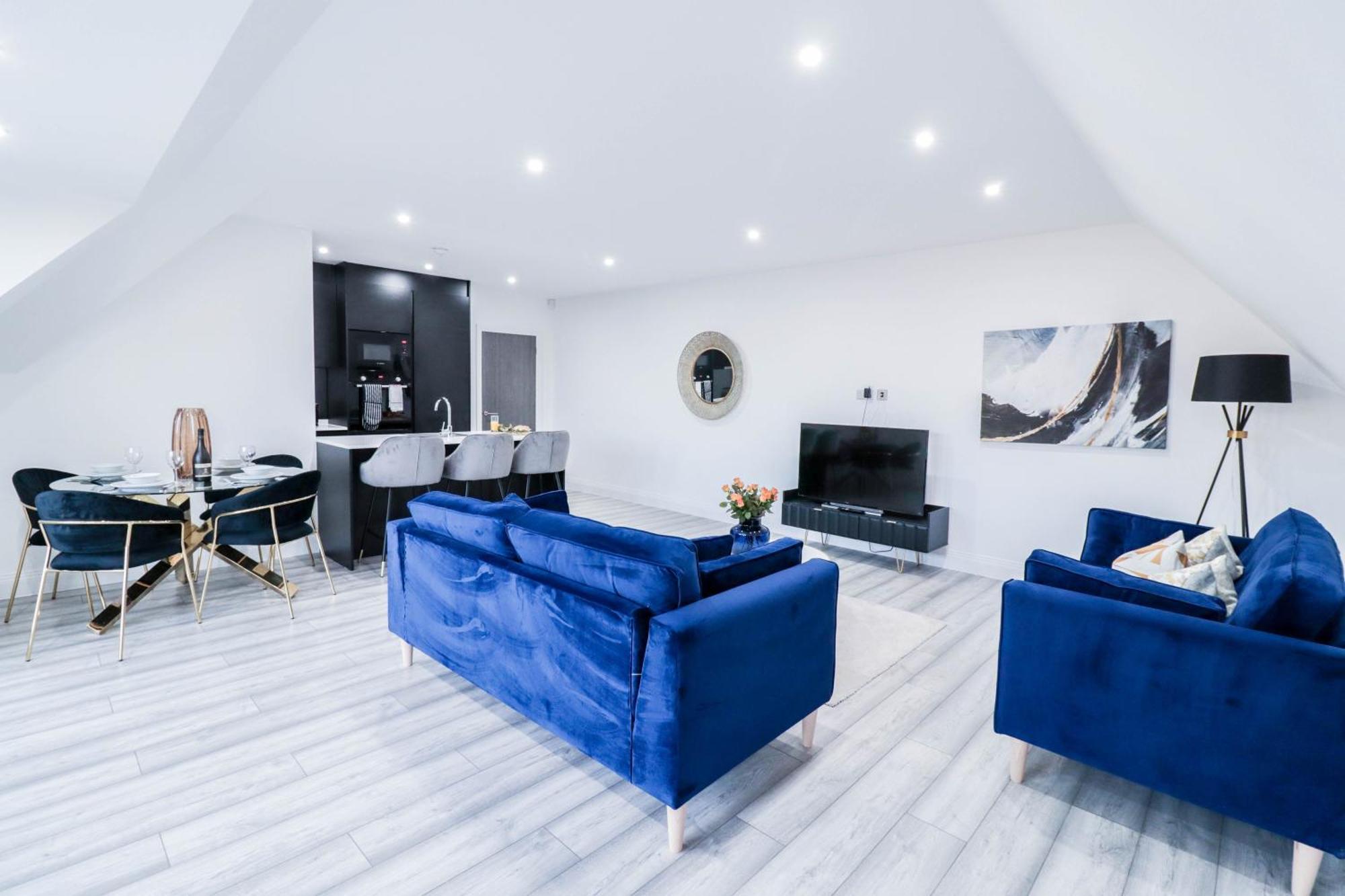 Elegant Apartments In Staines L Free Onsite Parking Staines-upon-Thames Bagian luar foto