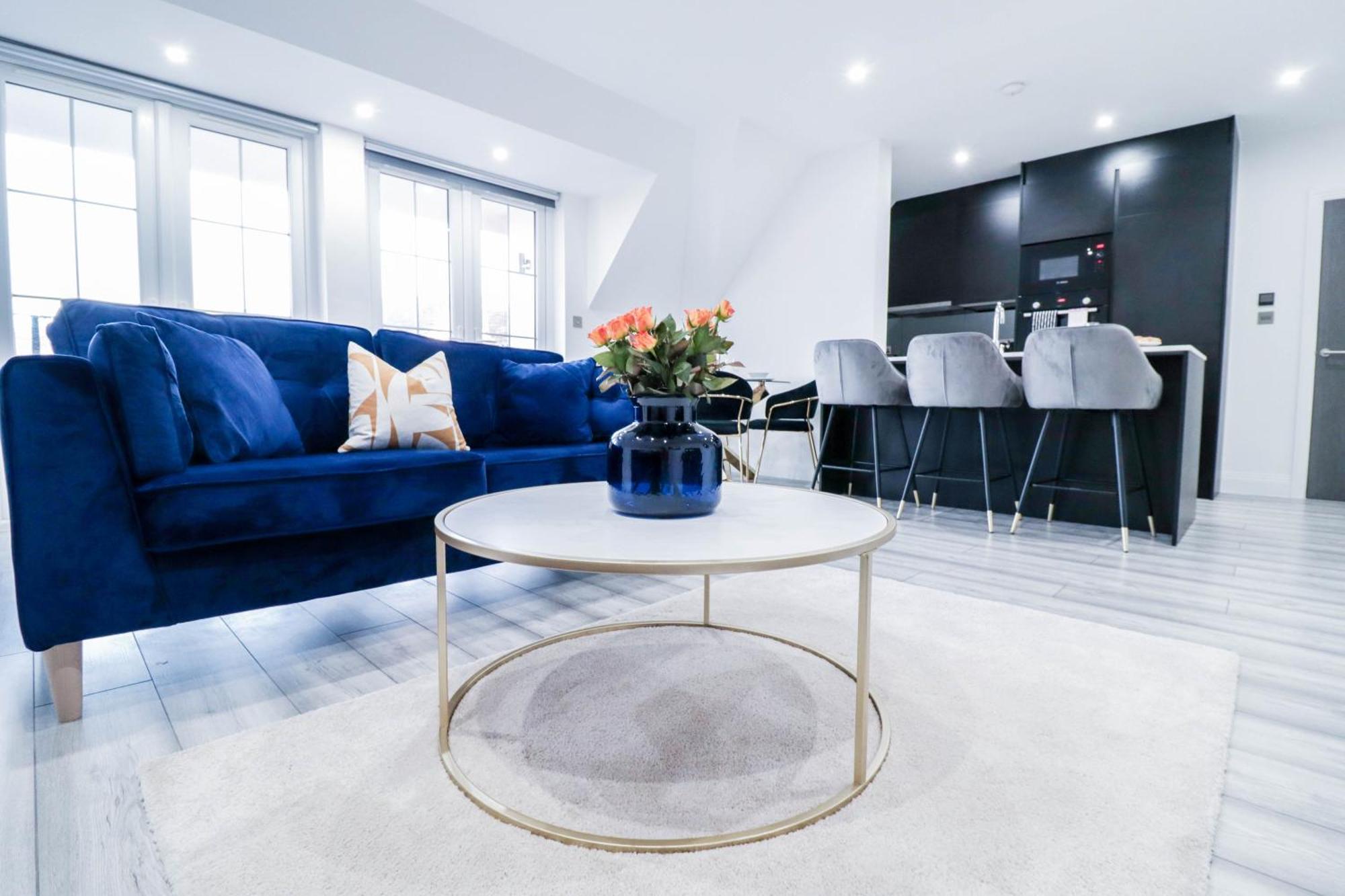 Elegant Apartments In Staines L Free Onsite Parking Staines-upon-Thames Bagian luar foto