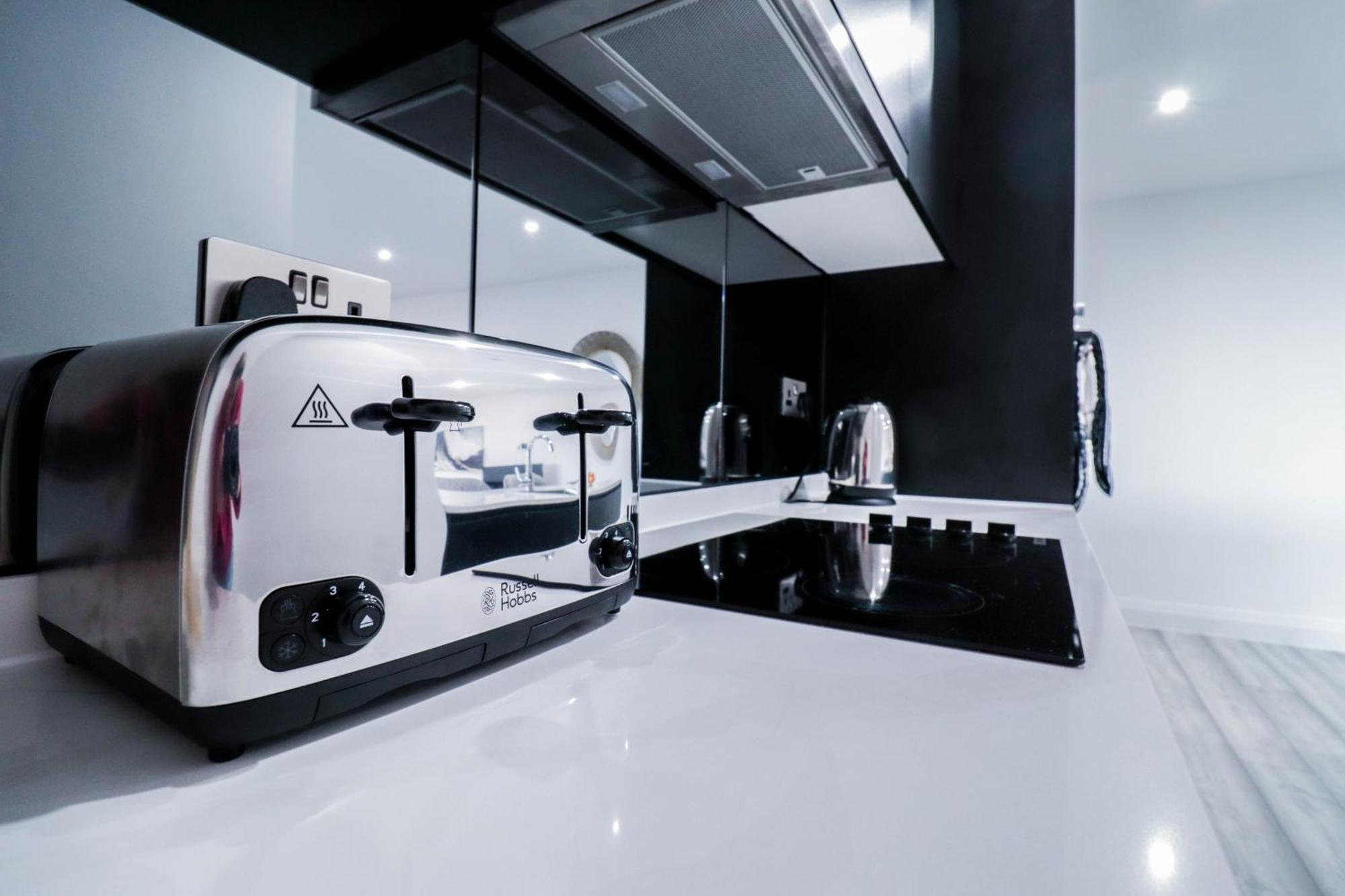 Elegant Apartments In Staines L Free Onsite Parking Staines-upon-Thames Bagian luar foto