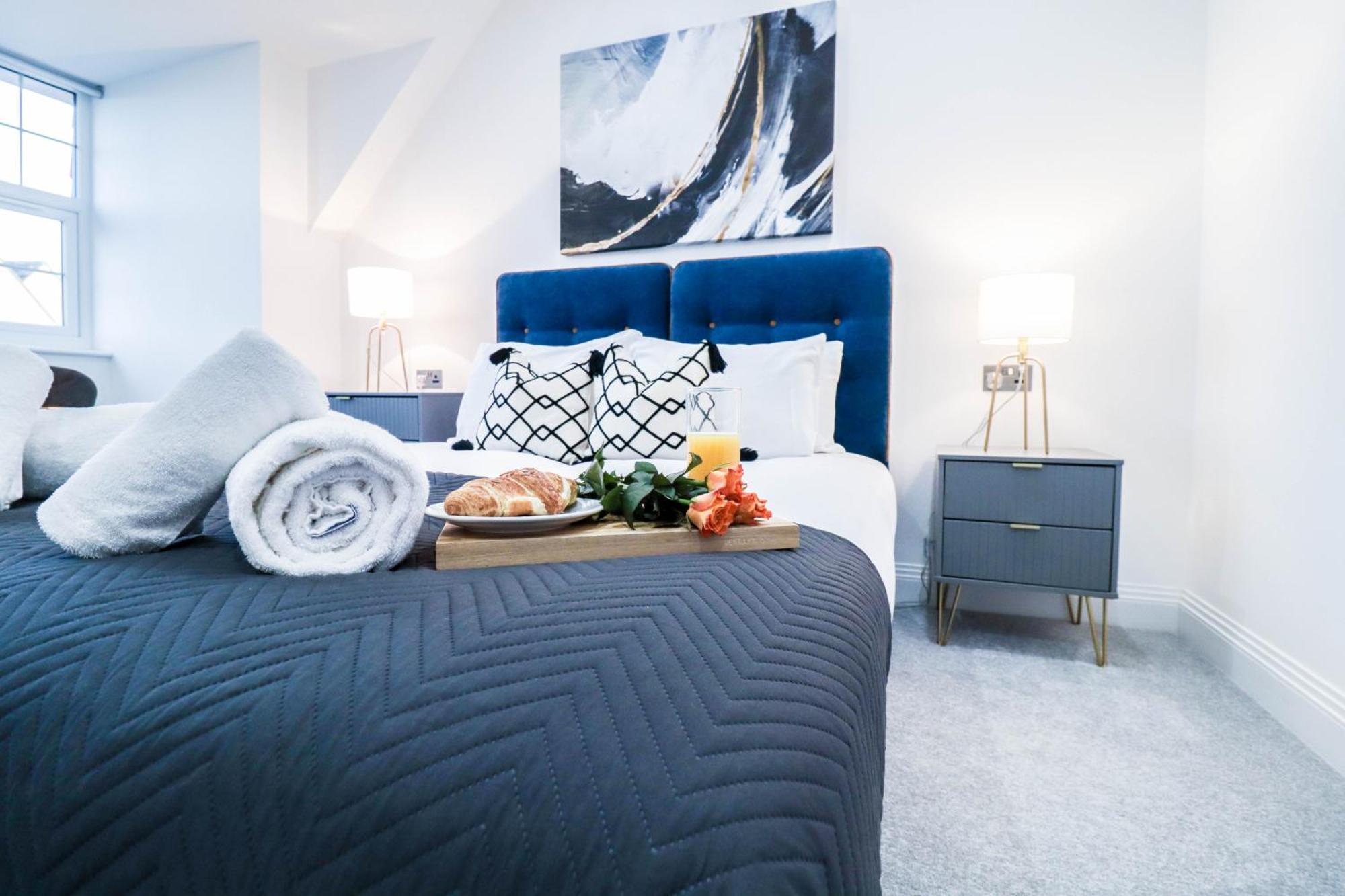 Elegant Apartments In Staines L Free Onsite Parking Staines-upon-Thames Bagian luar foto